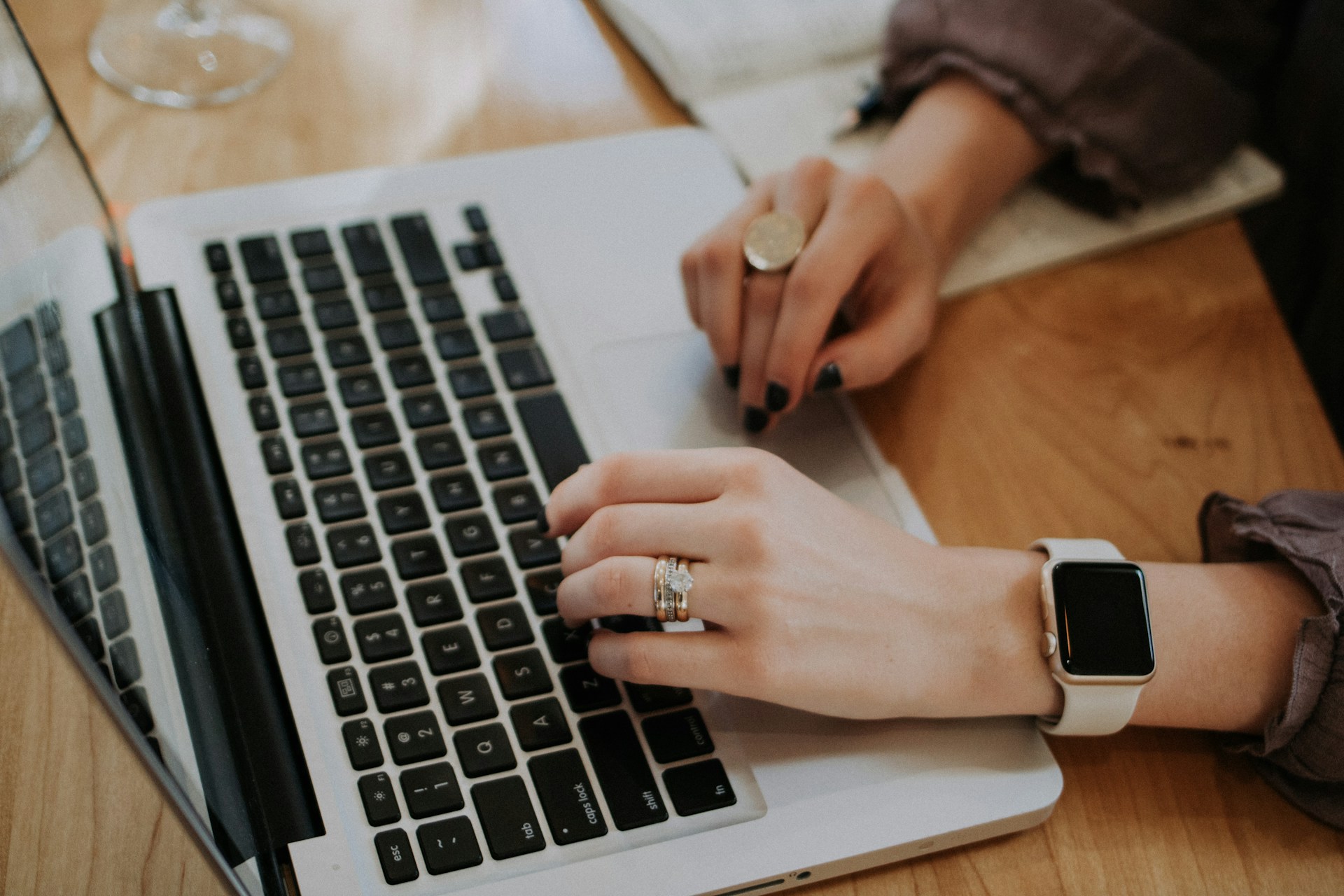 Eine Frau benutzt einen Laptop | Quelle: Unsplash