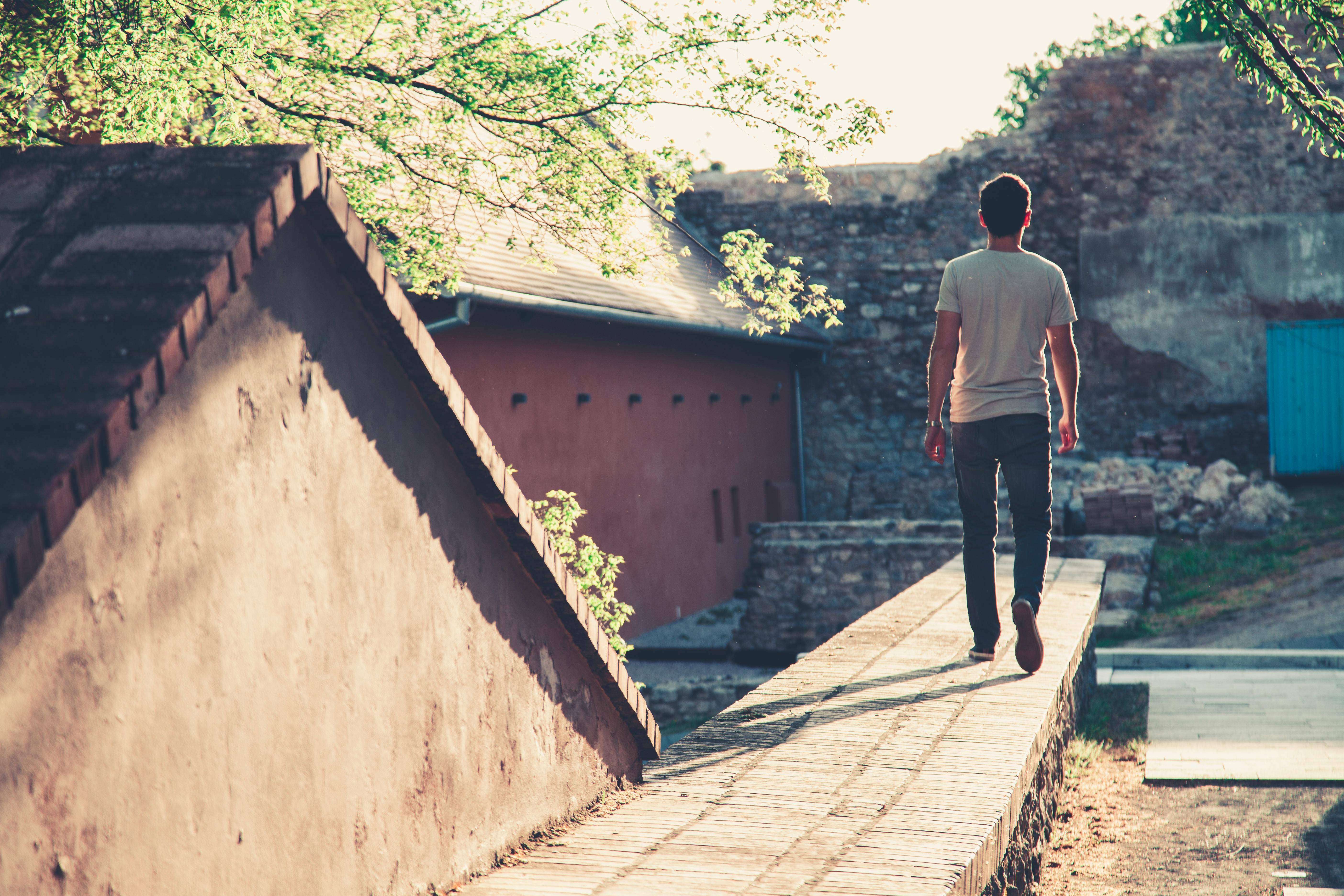 Ein Mann, der weggeht | Quelle: Pexels