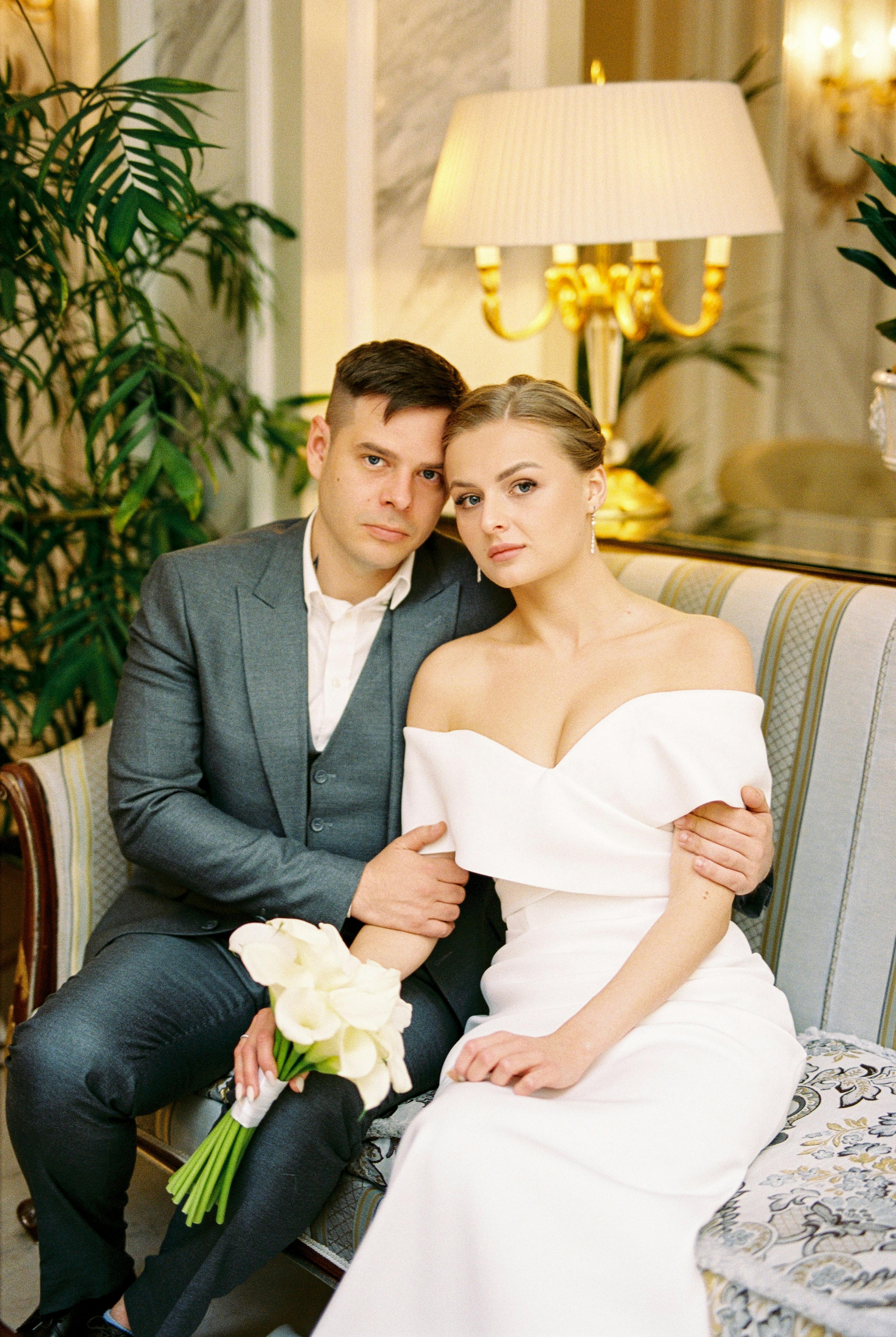 Ein Paar posiert bei seiner Hochzeit | Quelle: Pexels