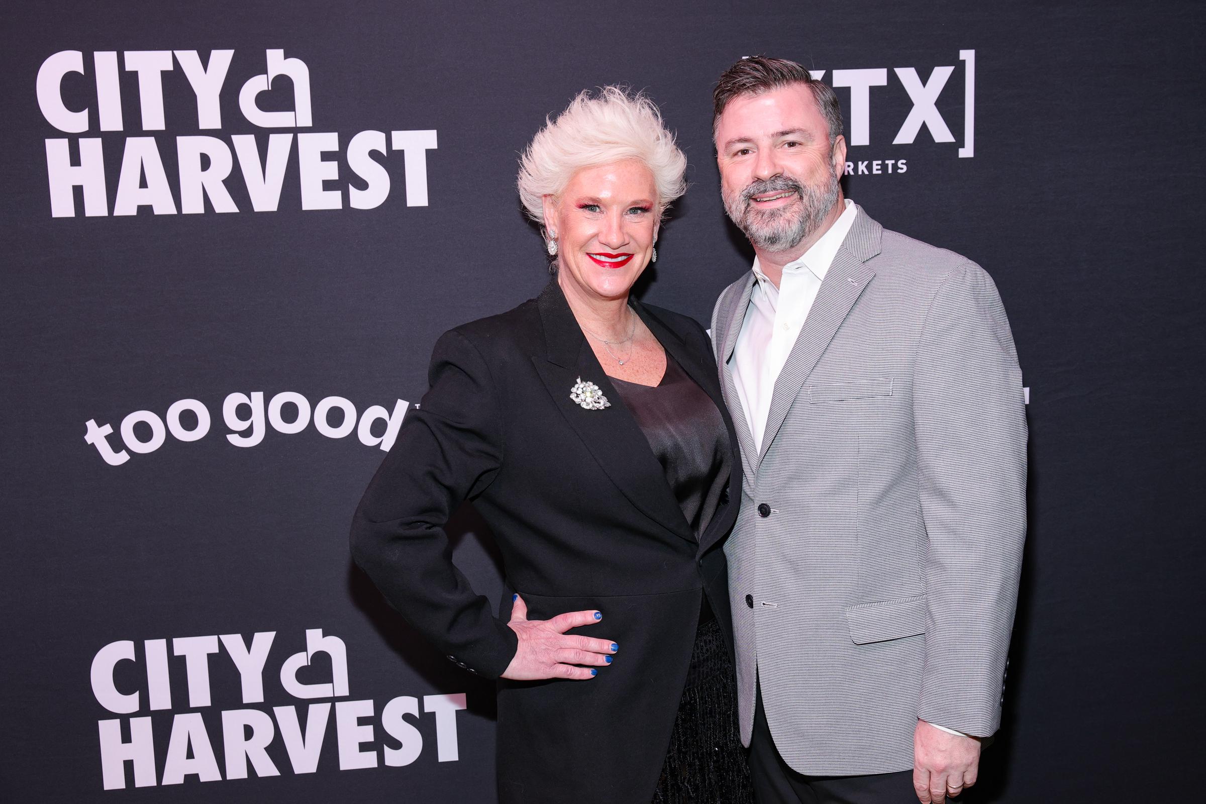 Anne Burrell und ihr Mann Stuart Claxton besuchen die New York City Harvest Gala: Carnaval im Cipriani 42nd Street am 22. April 2025 | Quelle: Getty Images