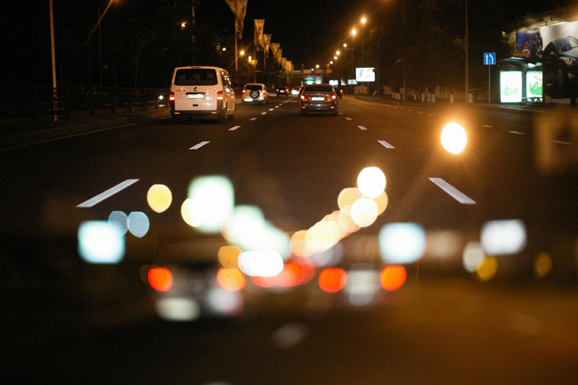 Der Blick aus einem Auto, das eine Straße entlang fährt | Quelle: Pexels