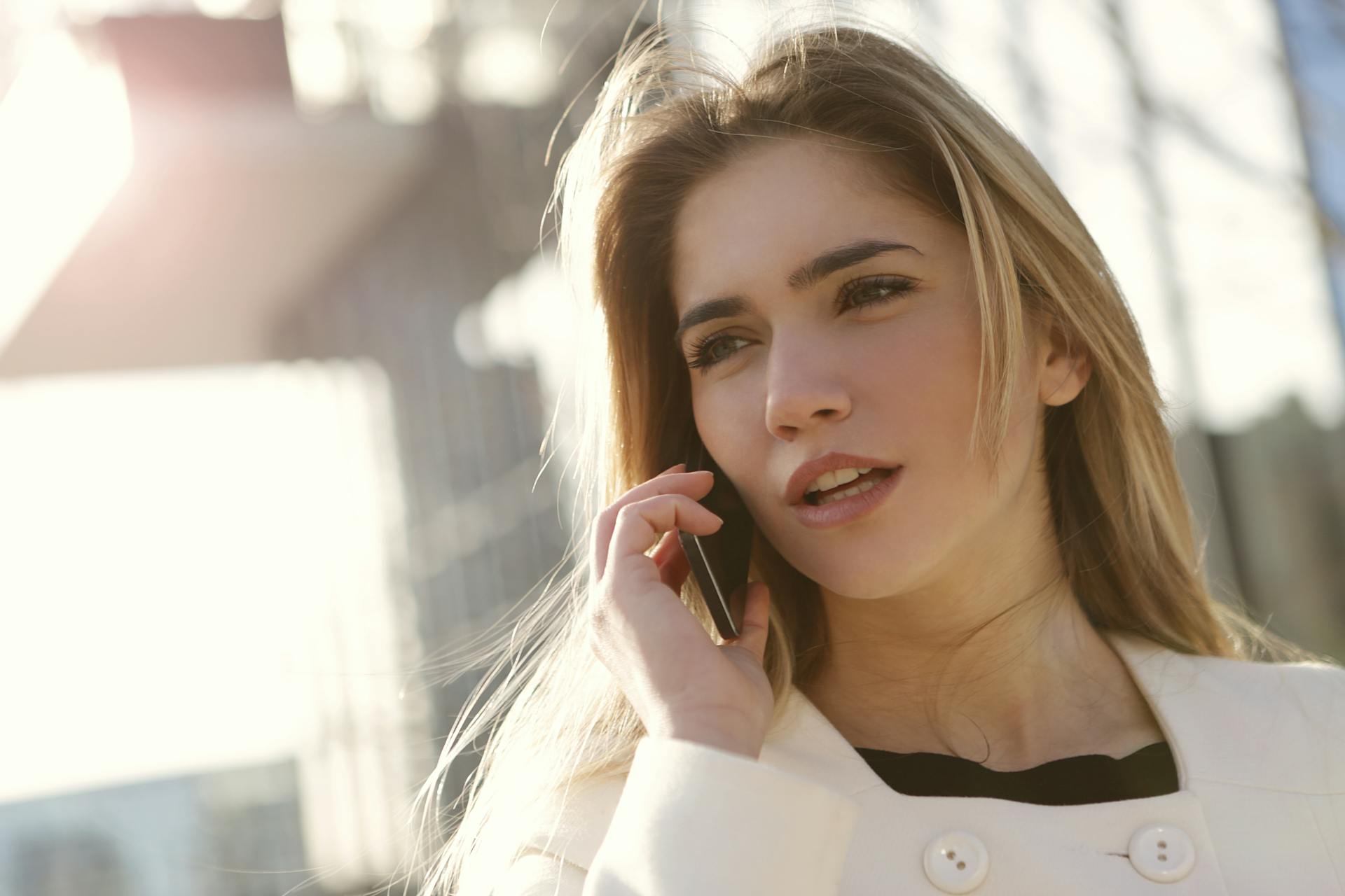 Eine Frau, die während eines Telefonats geschockt aussieht | Quelle: Pexels