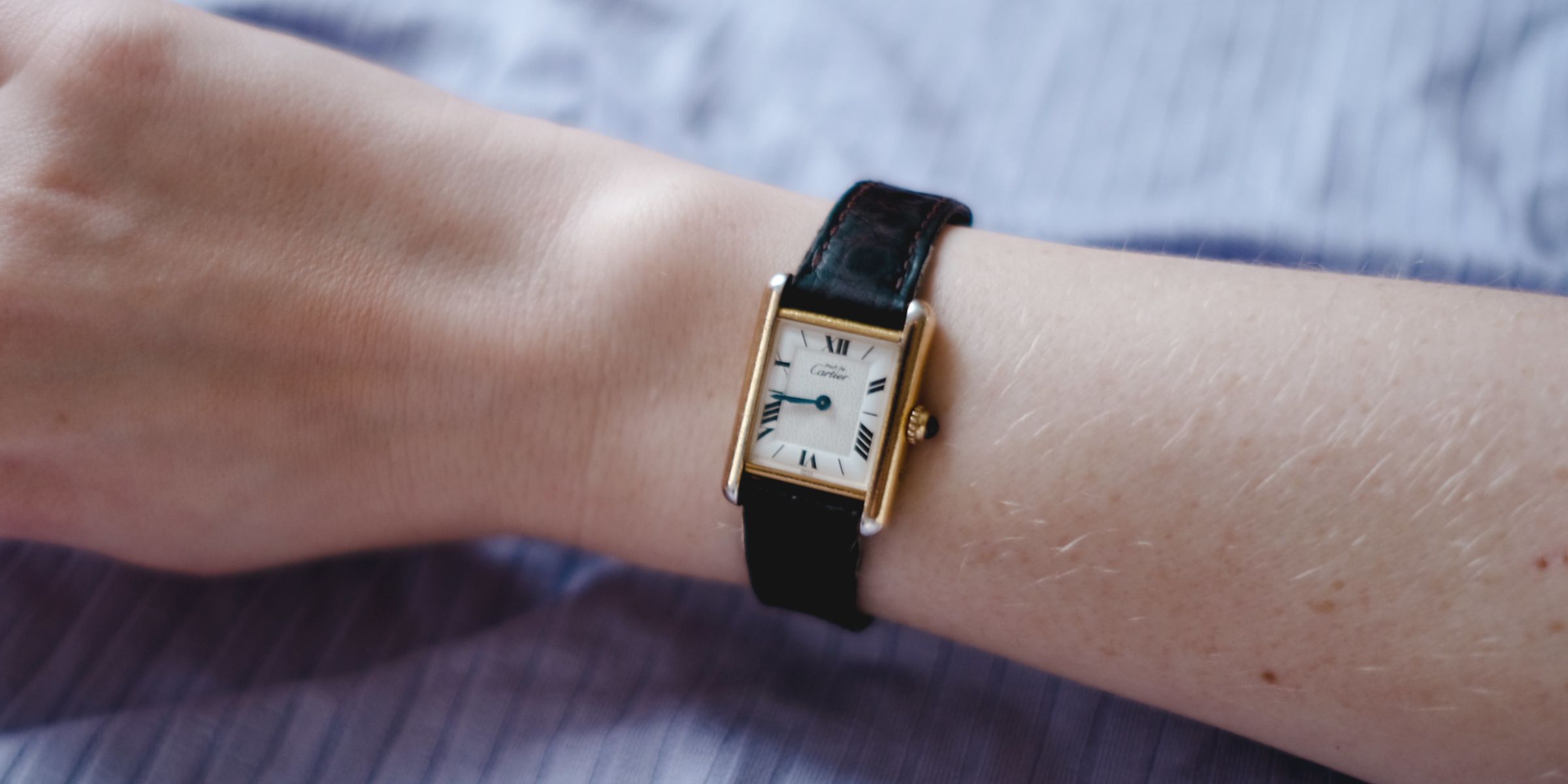Eine Person, die eine Luxusuhr trägt | Quelle: Flickr