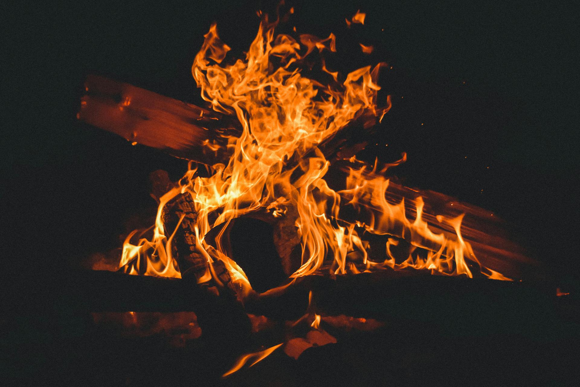 Ein Feuer brennt in einem Kamin | Quelle: Pexels