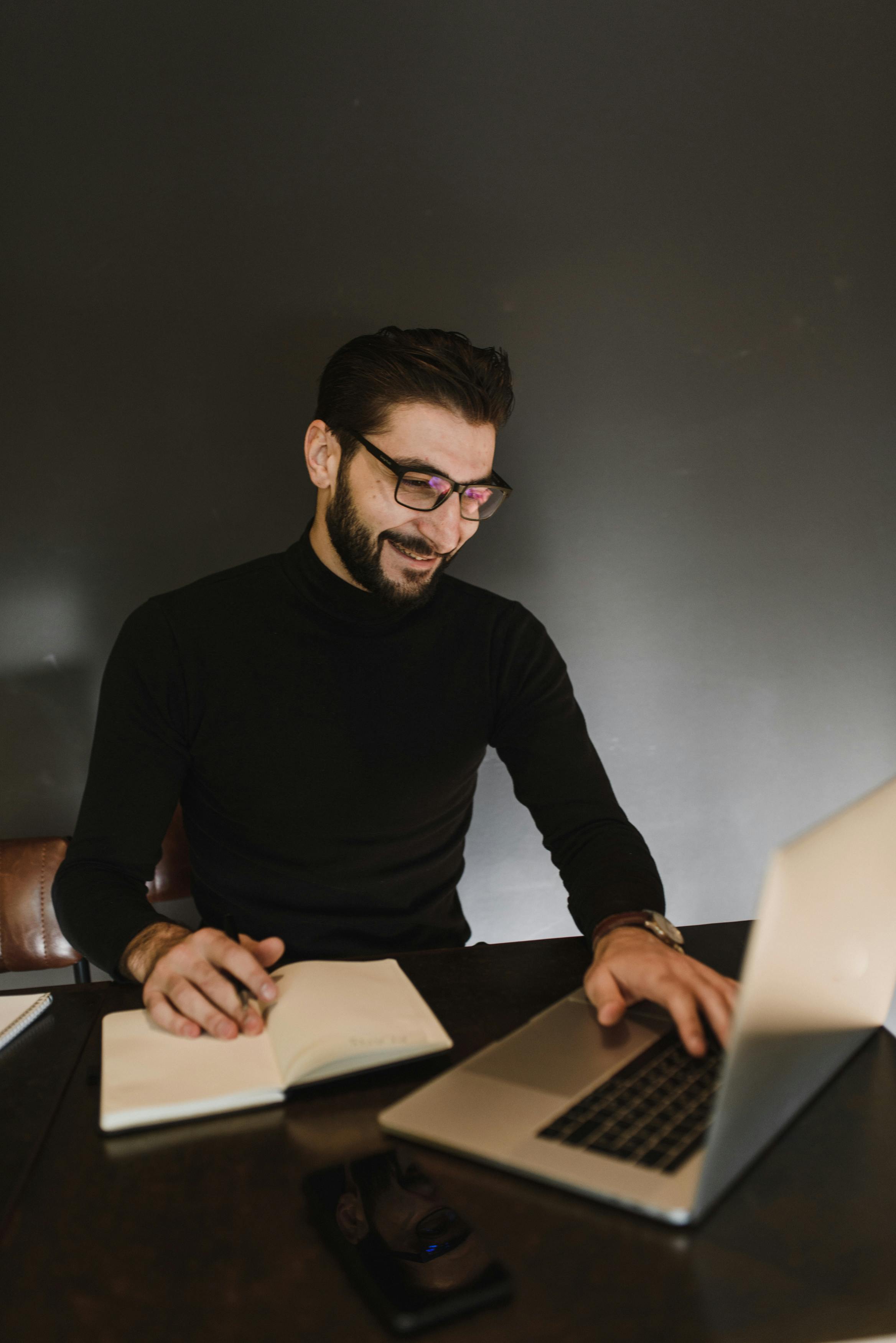 Ein Mann, der an etwas arbeitet | Quelle: Pexels