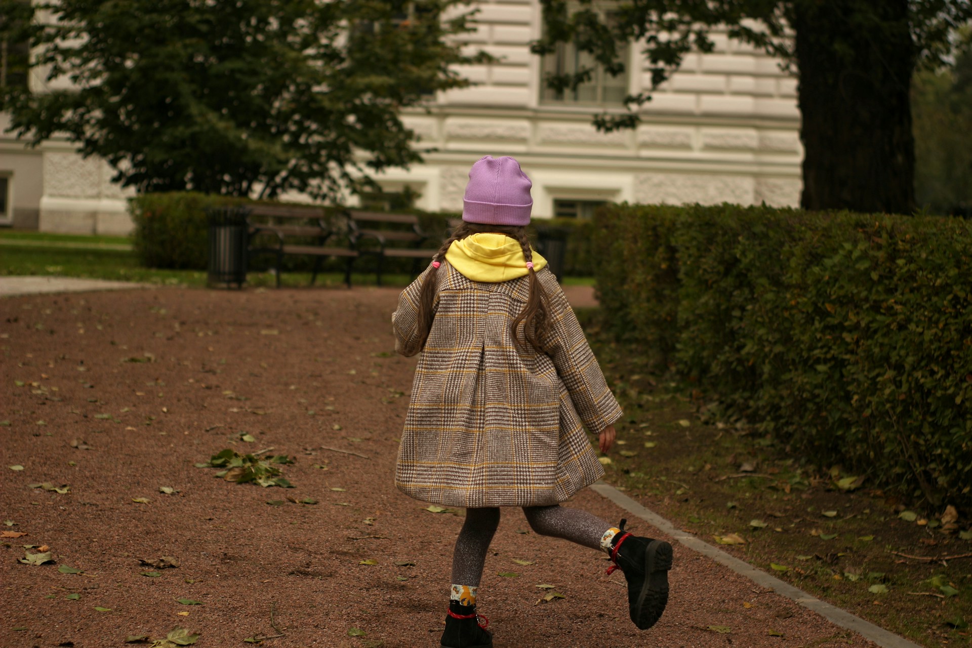 Ein kleines Mädchen vor einem Gebäude | Quelle: Unsplash