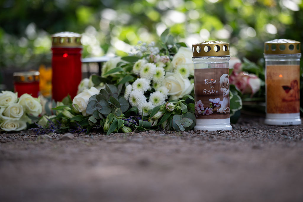 27. Mai 2026, Nordrhein-Westfalen, Dinslaken: Auf einem Parkplatz am Unfallort liegen Kerzen und Blumen. Bei einem schweren Unfall in der Nähe einer Schule in Dinslaken sind zwei Kinder ums Leben gekommen. | Quelle: Getty Images