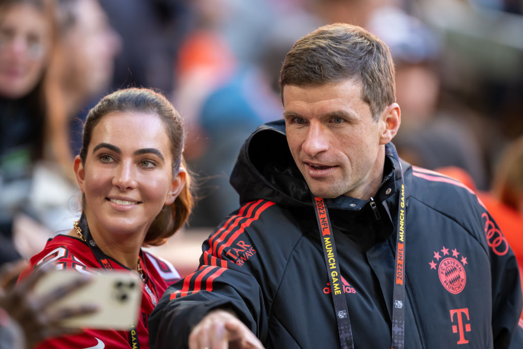 Thomas Müller vom FC Bayern München und seine Frau Lisa Müller blicken vor dem Anpfiff des NFL-Spiels zwischen den Seattle Seahawks und den Tampa Bay Buccaneers in der Allianz Arena am 13. November 2022 in München zu.  | Quelle: Getty Images