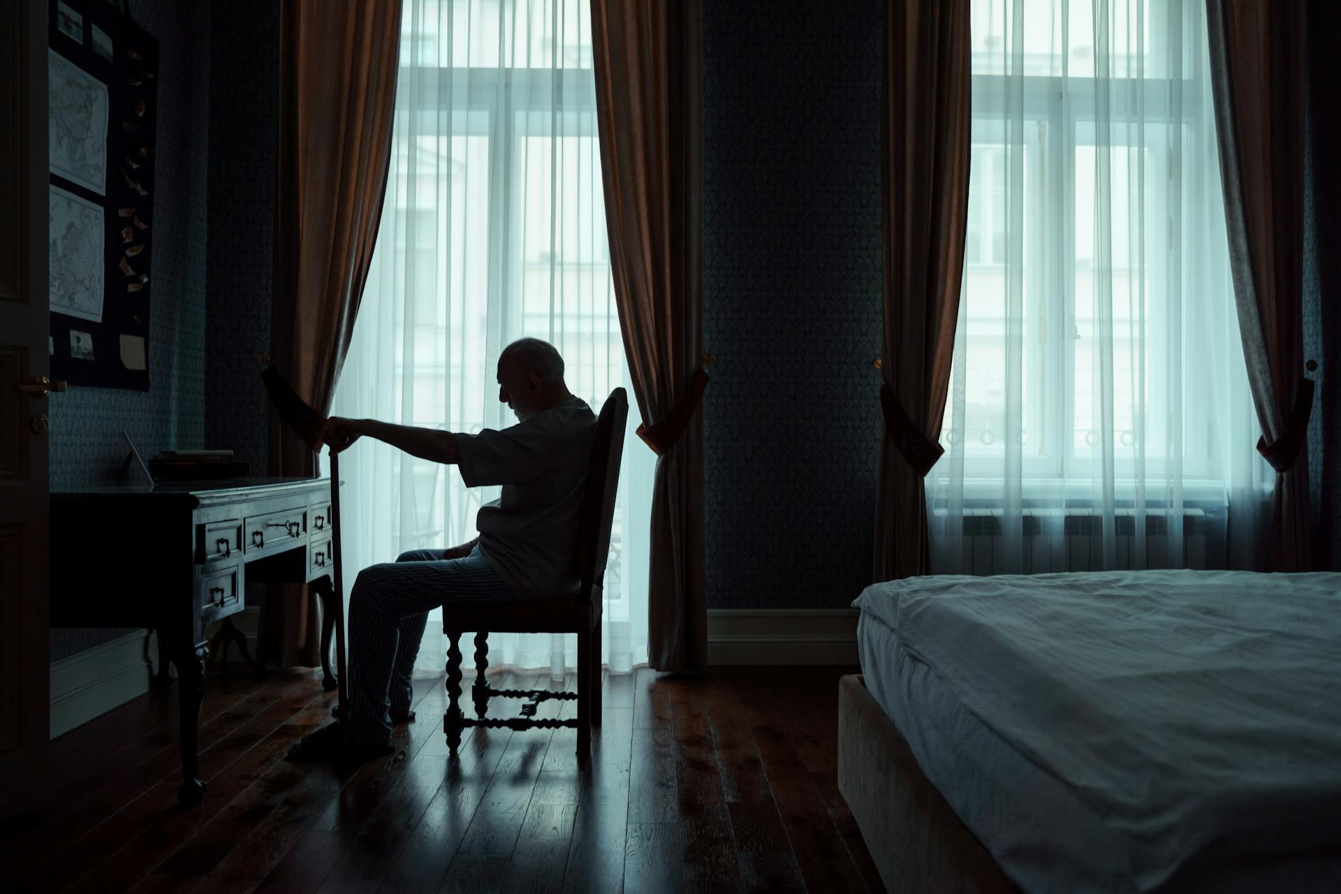 Ein einsamer älterer Mann sitzt in einem Zimmer | Quelle: Pexels