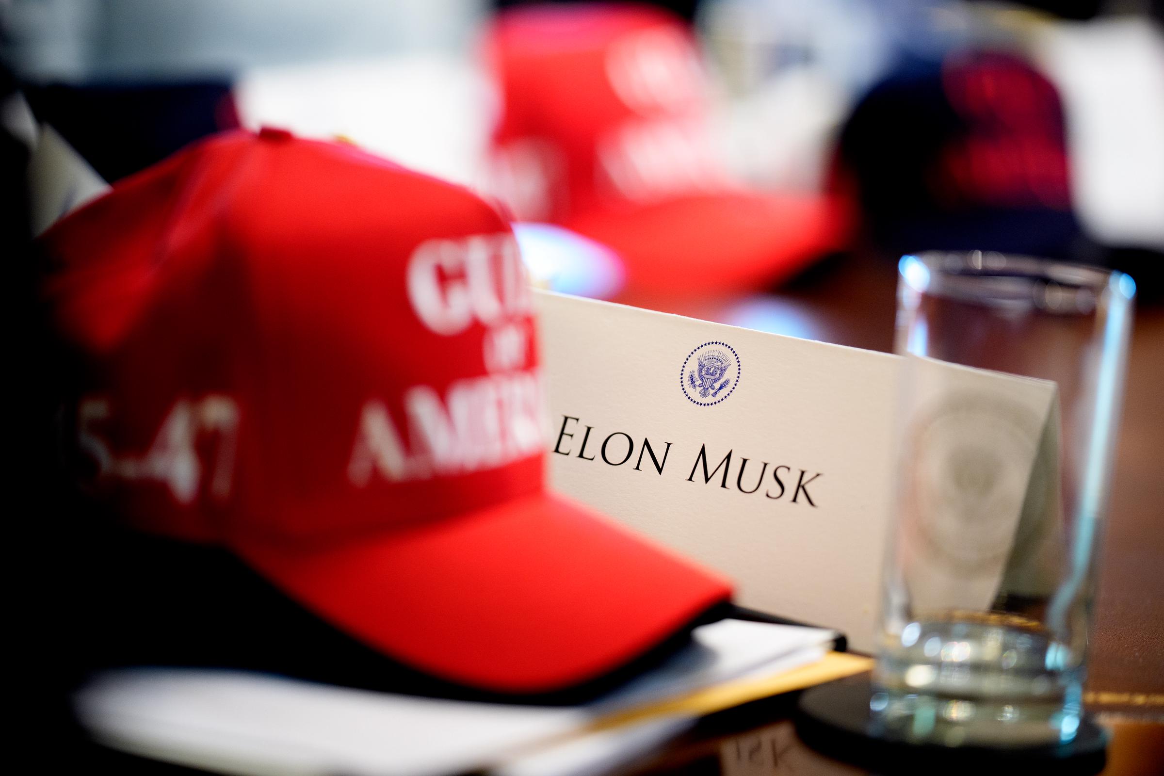 Ein Namensschild von Elon Musk, dem leitenden Berater des Weißen Hauses, ist während einer Kabinettssitzung zu sehen | Quelle: Getty Images