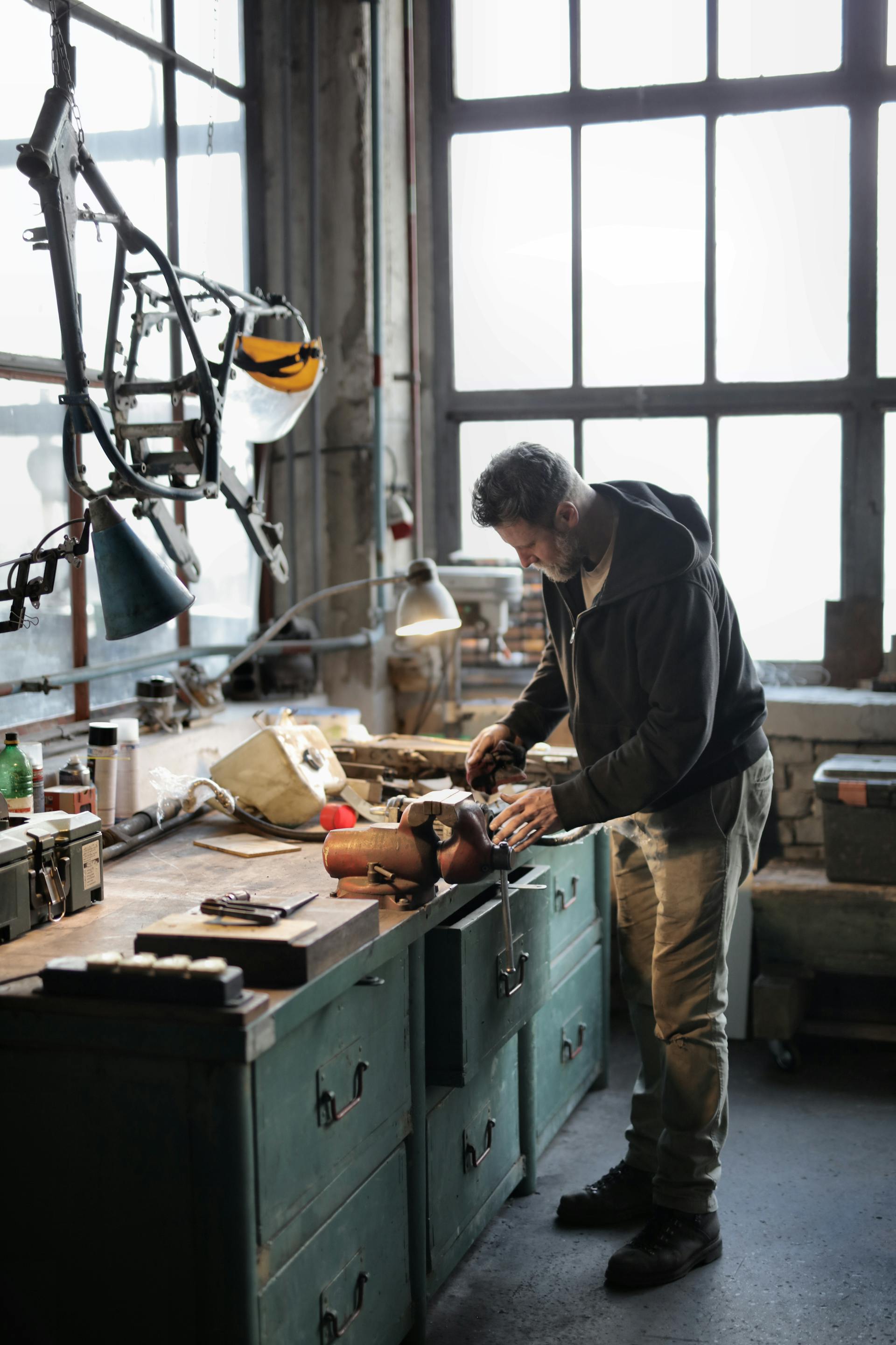 Ein Mann arbeitet in einer Werkstatt | Quelle: Pexels