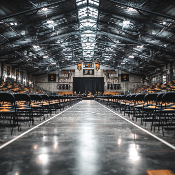 Eine Abschlusshalle | Quelle: Midjourney
