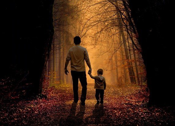 Vater mit seinem jüngsten Sohn | Quelle: Pixabay