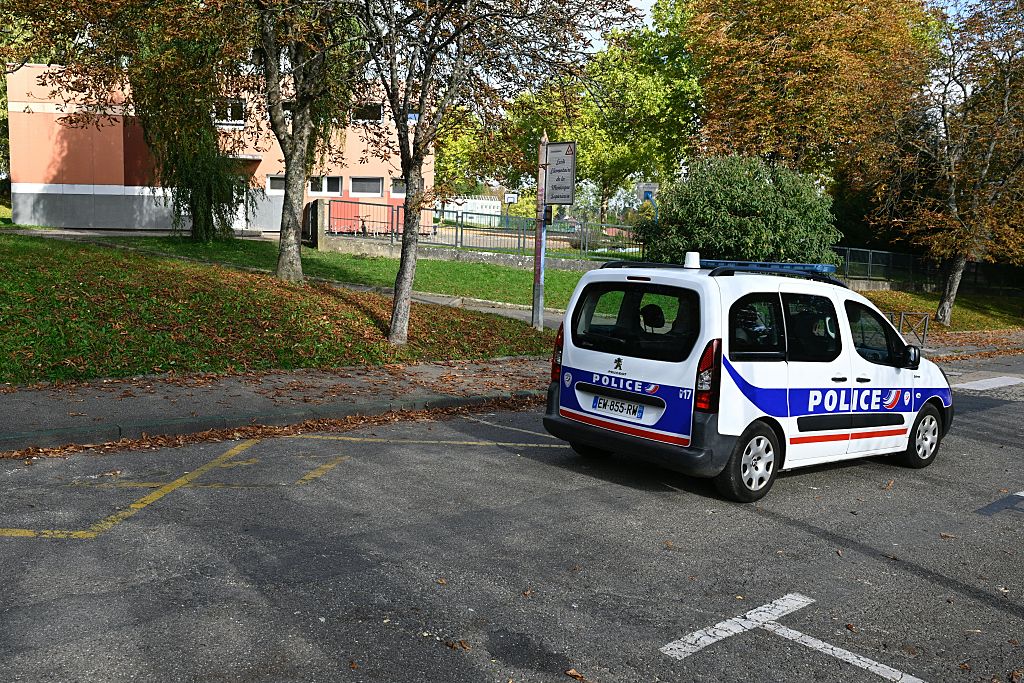 Ein französisches Polizeifahrzeug fährt am 13. Oktober 2025 an der französischen Grundschule Montagne in Sarreguemines, Nordostfrankreich, vorbei, nachdem ein 9-jähriger Schüler vermutlich Selbstmord begangen hat | Quelle: Getty Images