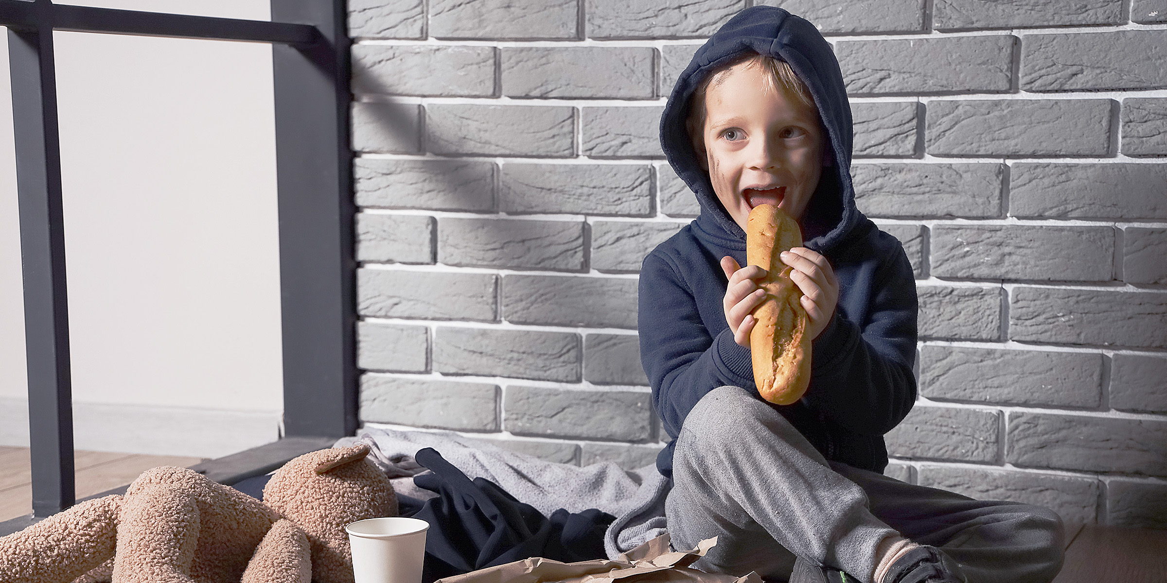 Ein kleiner Junge isst Brot | Quelle: Shutterstock