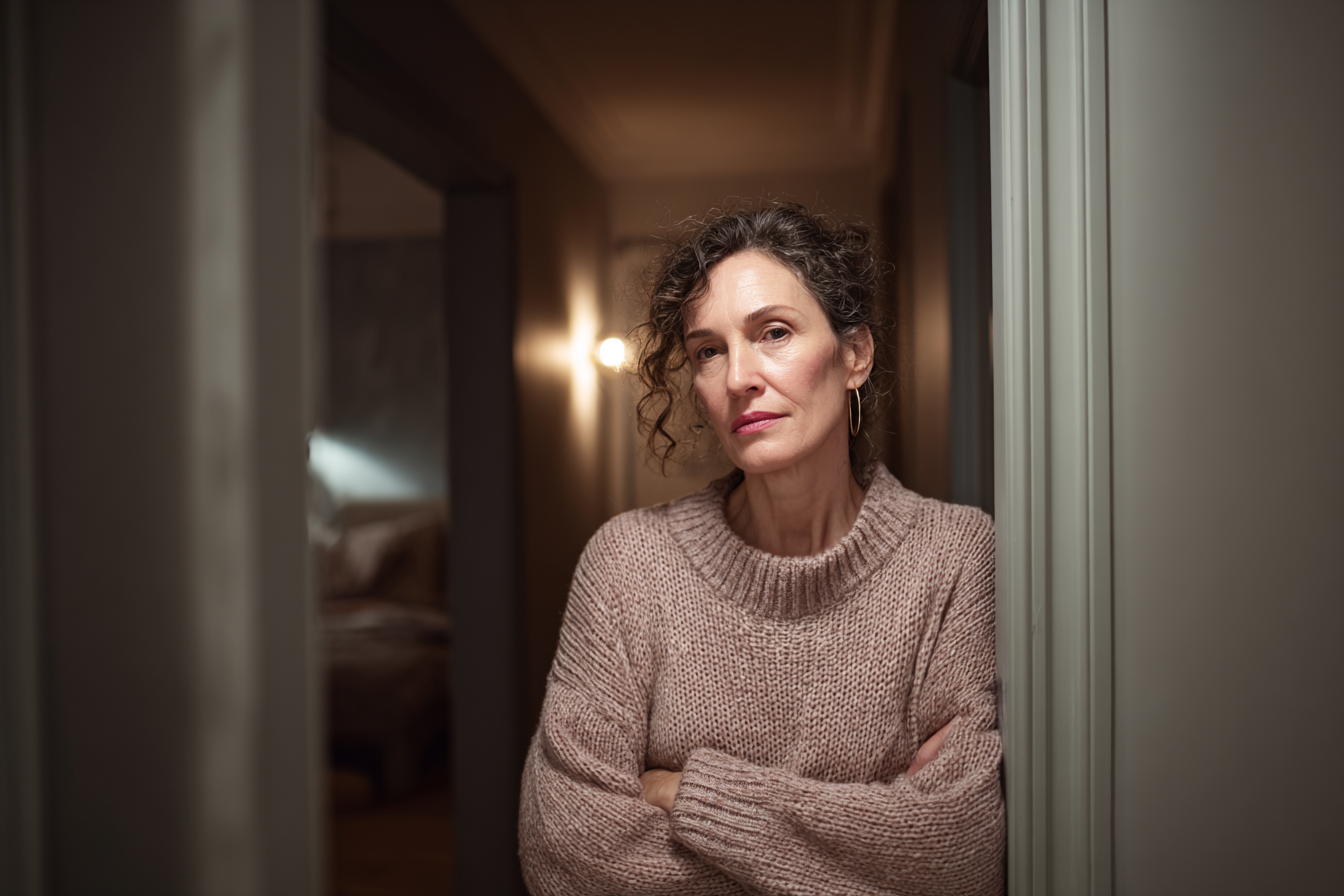 Eine Frau, die in der Tür eines Raumes steht | Quelle: Midjourney