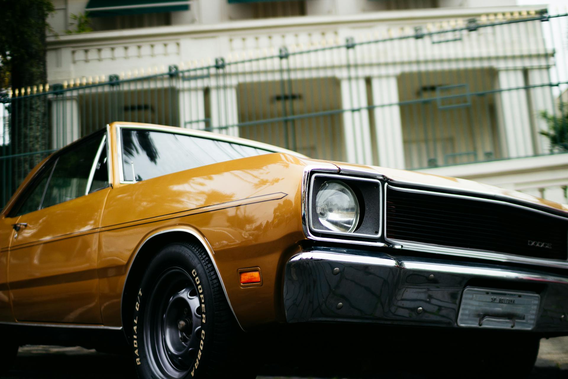Ein Auto vor einem Gebäude | Quelle: Pexels