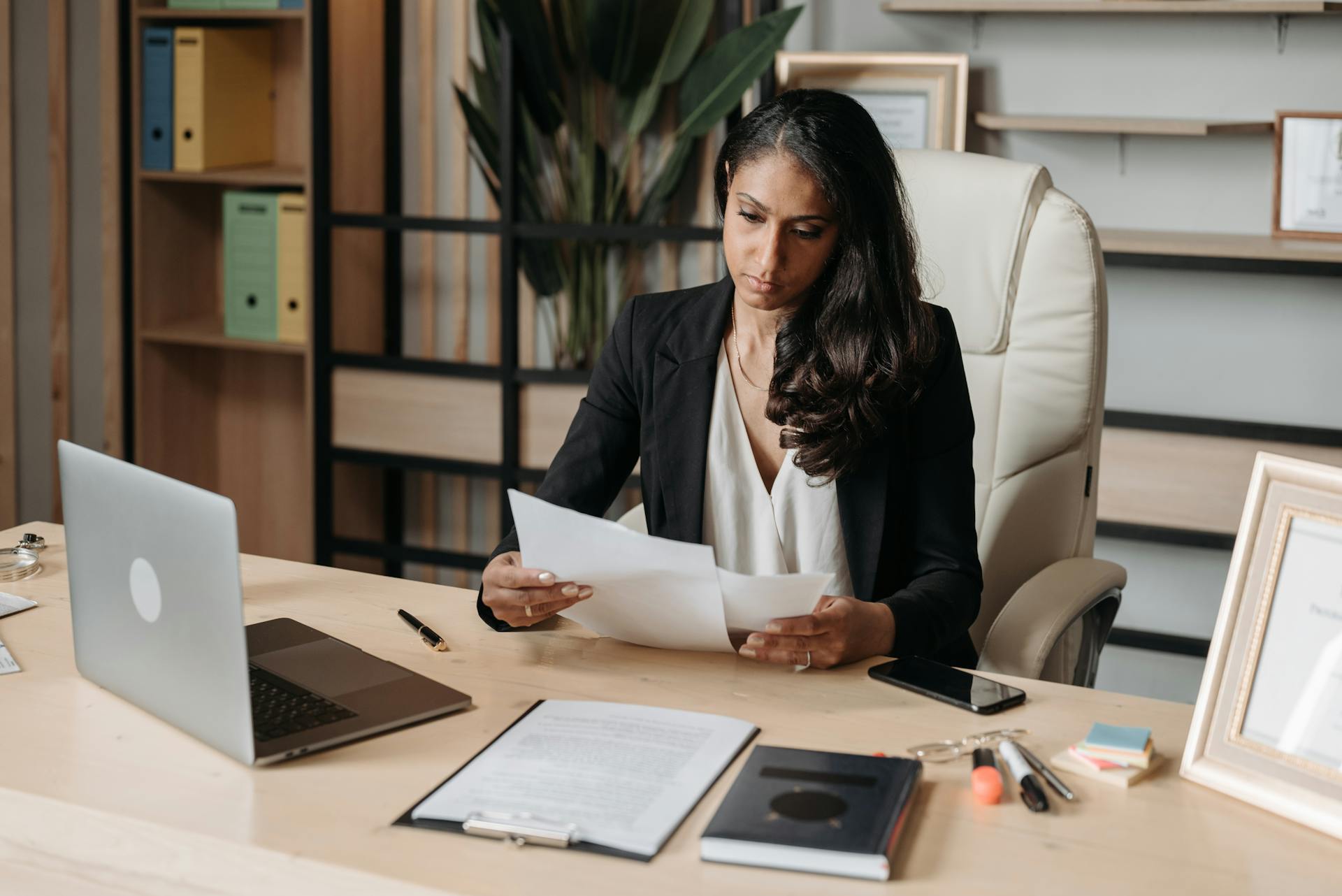 Eine Anwältin bei der Arbeit in ihrem Büro | Quelle: Pexels