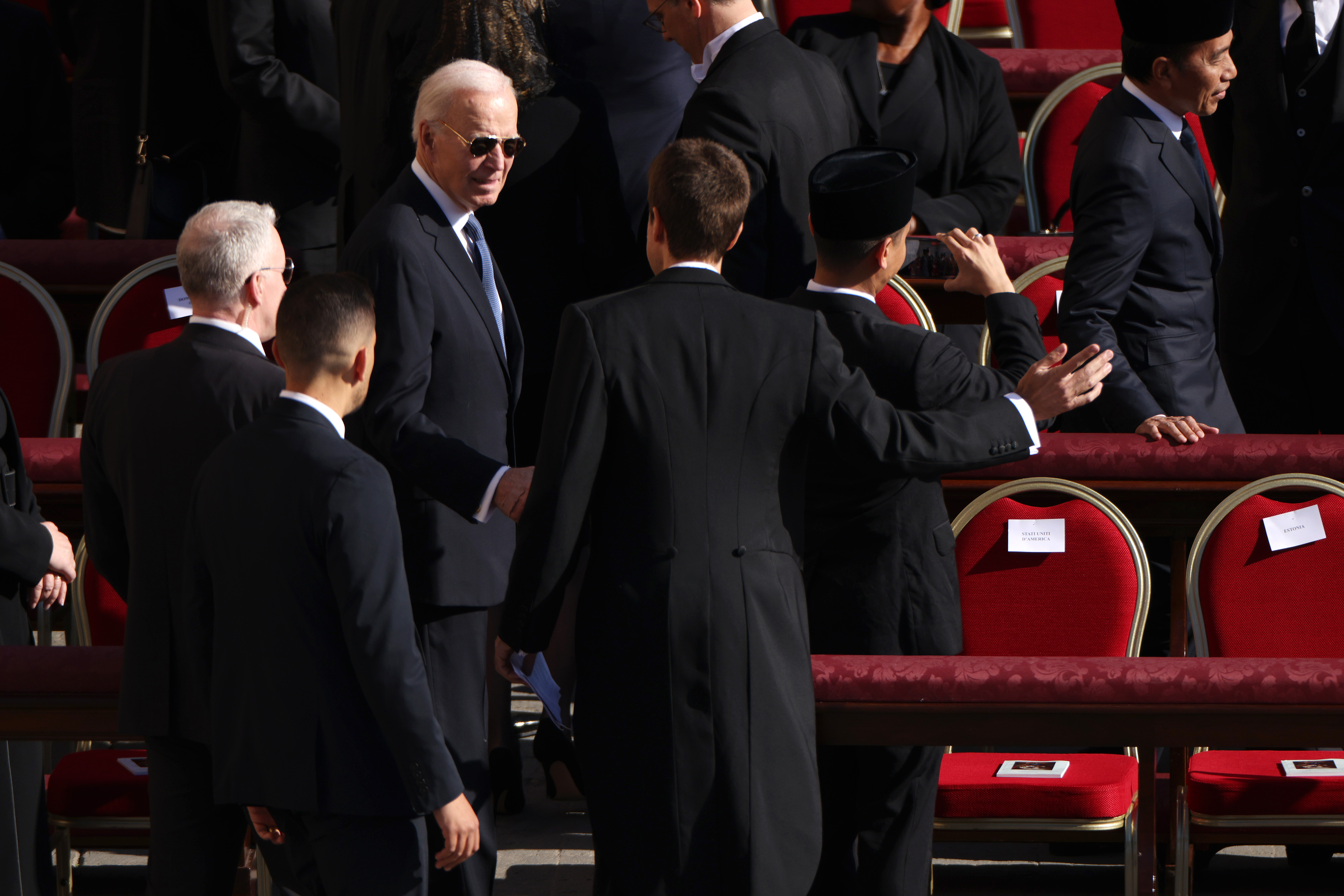 Der ehemalige US-Präsident Joe Biden kommt zur Beerdigung von Papst Franziskus auf dem Petersplatz am 26. April 2025 in der Vatikanstadt, Vatikan. | Quelle: Getty Images
