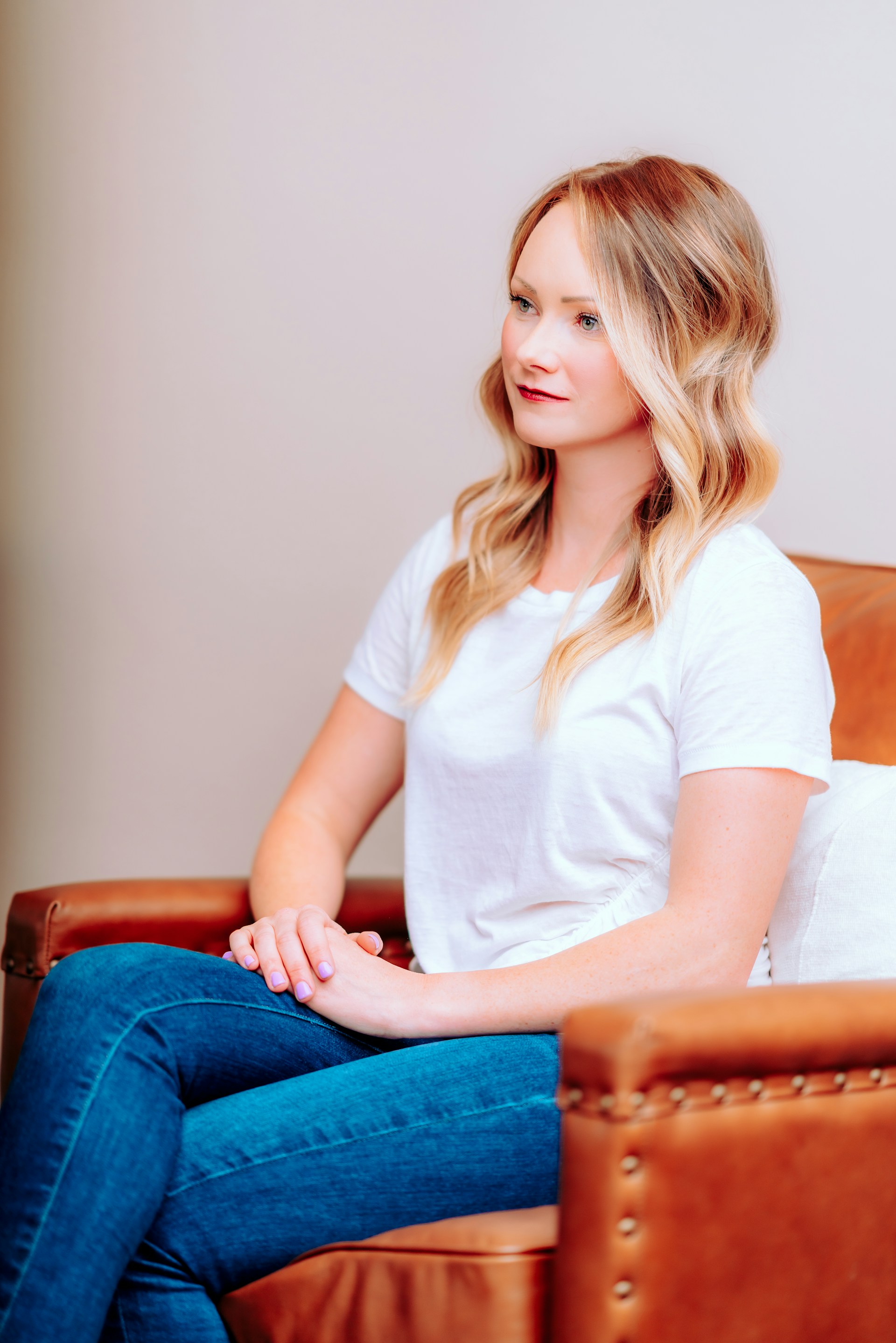 Eine Frau sitzt auf der Couch | Quelle: Unsplash