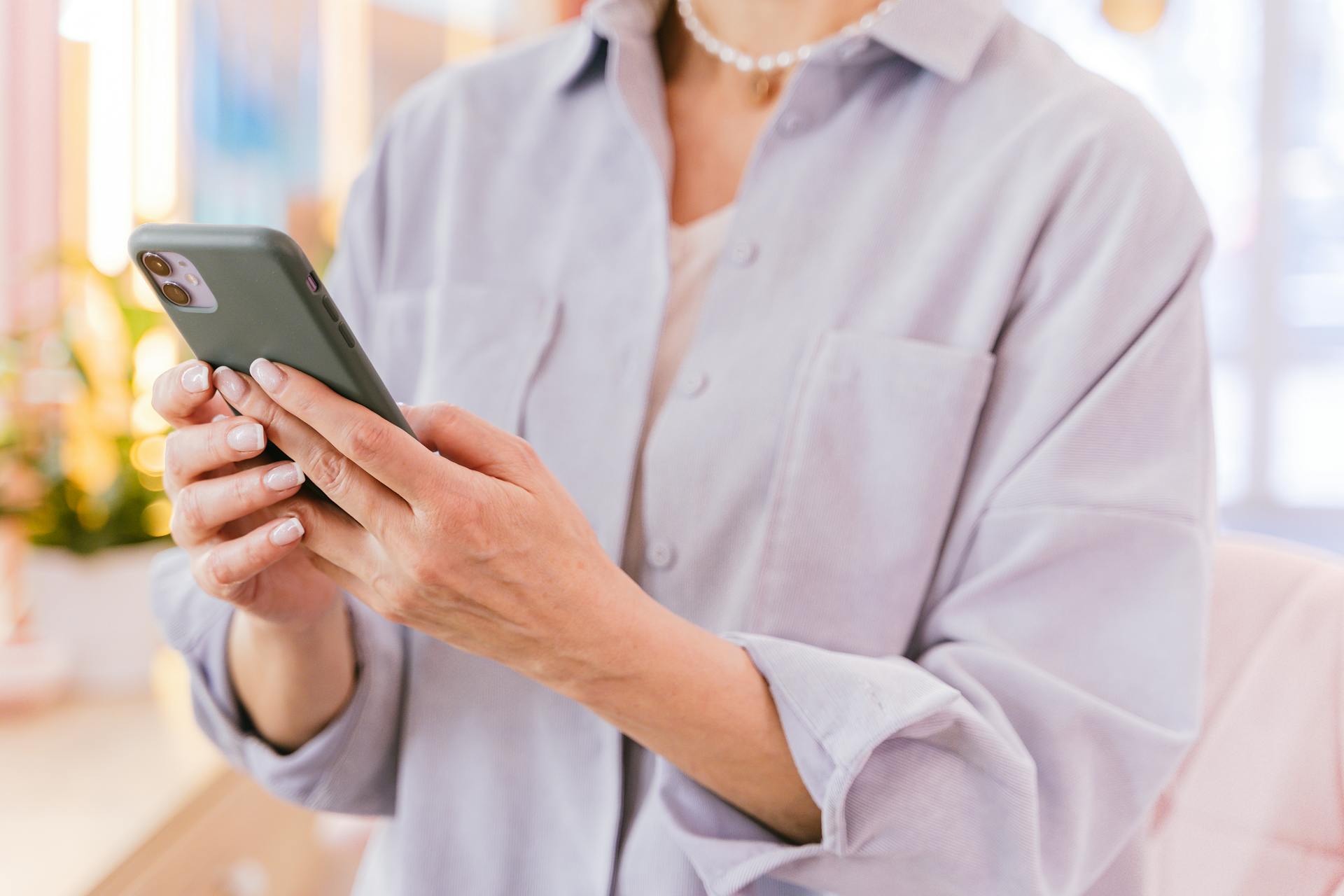 Eine Nahaufnahme einer Frau, die auf ihr Telefon schaut | Quelle: Pexels