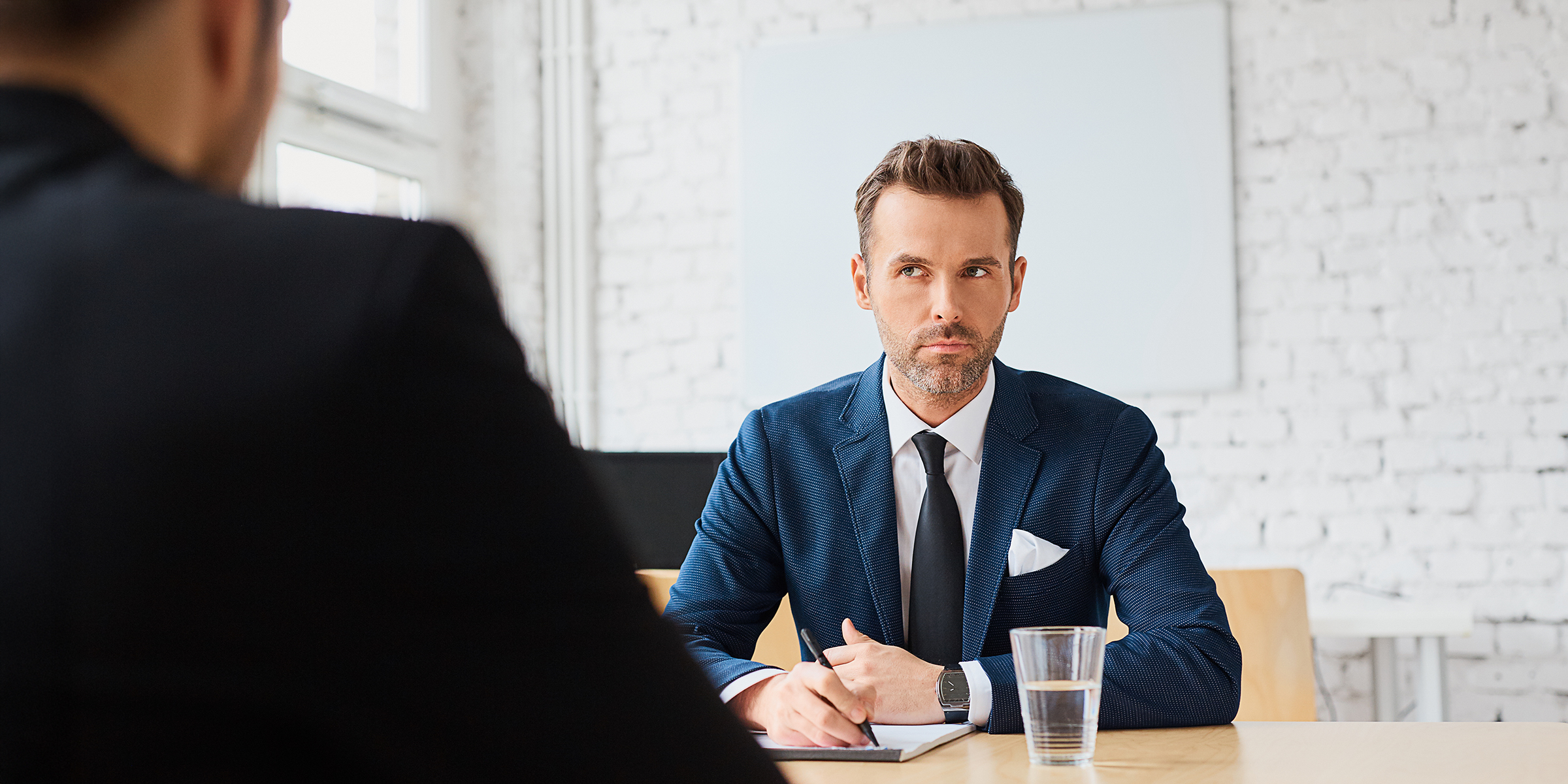 Ein Mann im Vorstellungsgespräch für einen Job | Quelle: Shutterstock