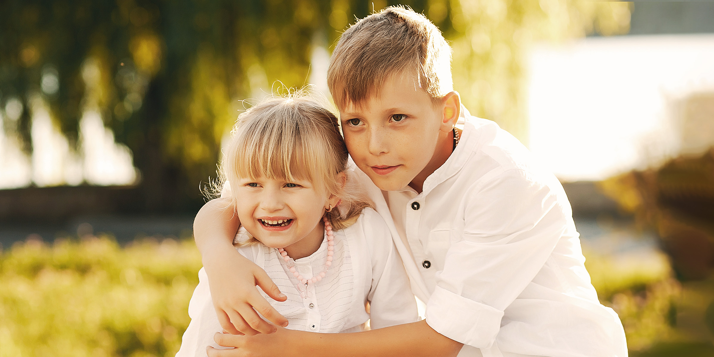 Ein Mädchen steht mit ihrem Bruder zusammen | Quelle: Freepik