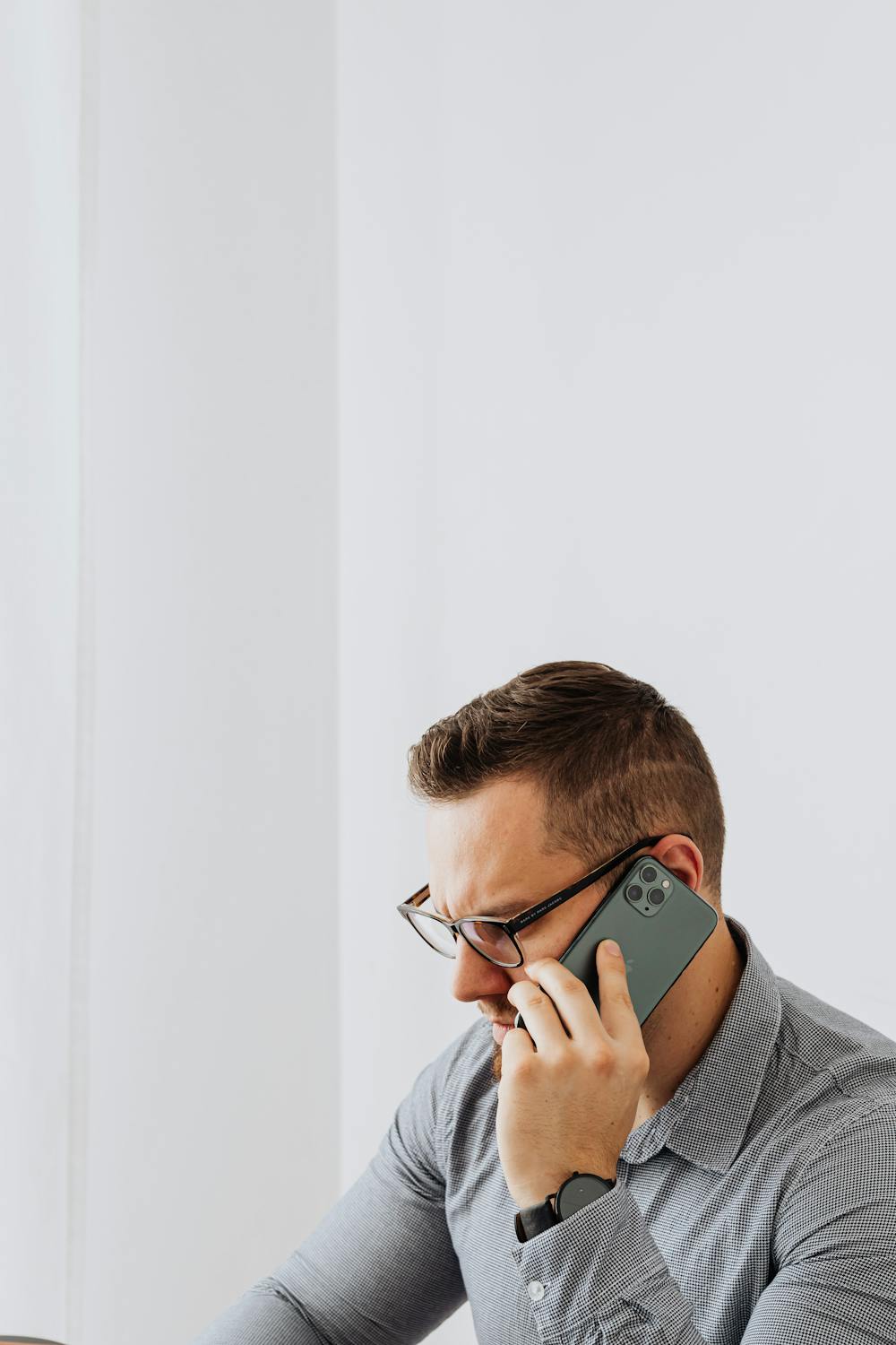 Ein Mann, der mit seinem Telefon spricht | Quelle: Pexels