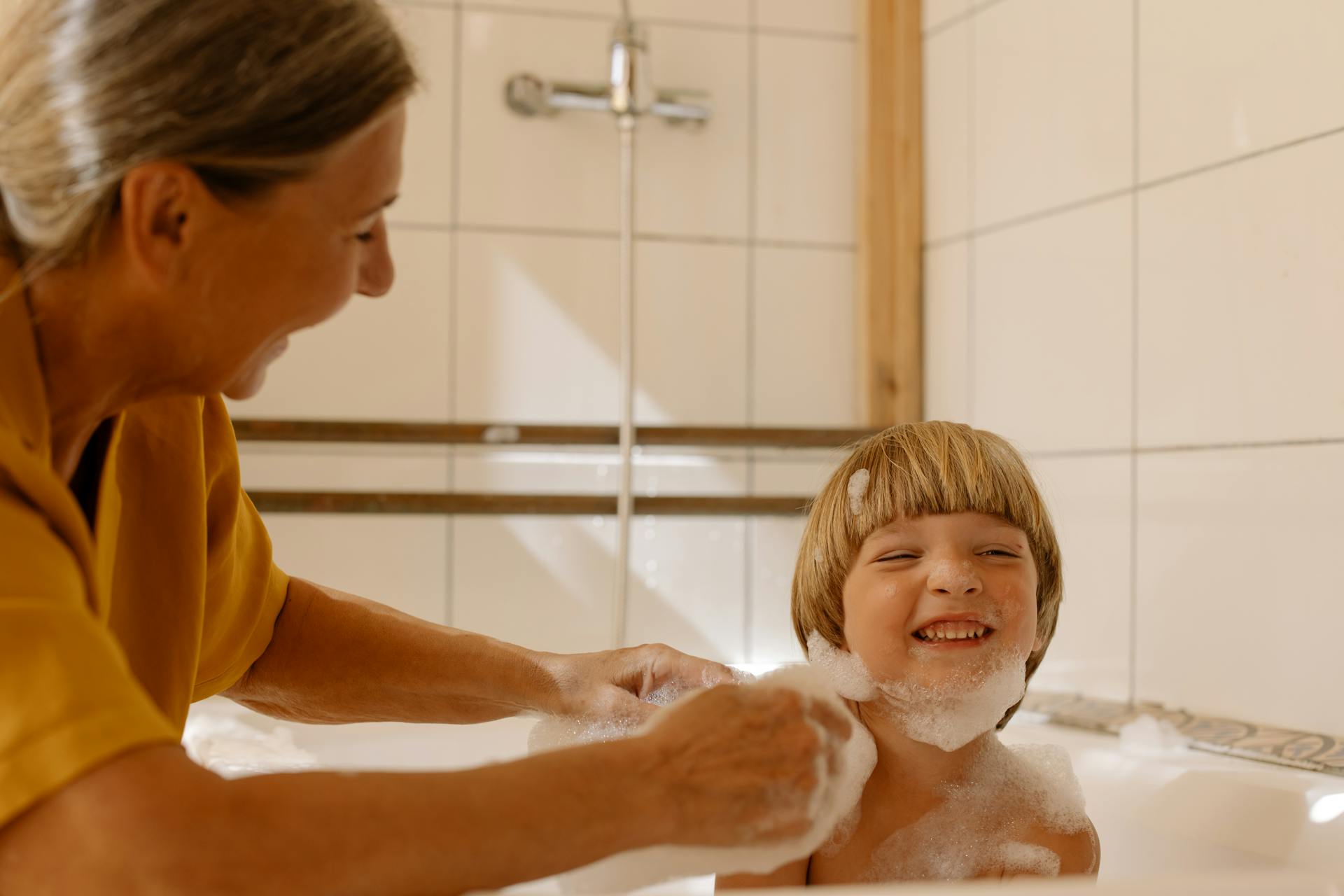 Eine Oma hilft ihrem Enkel beim Baden | Quelle: Pexels