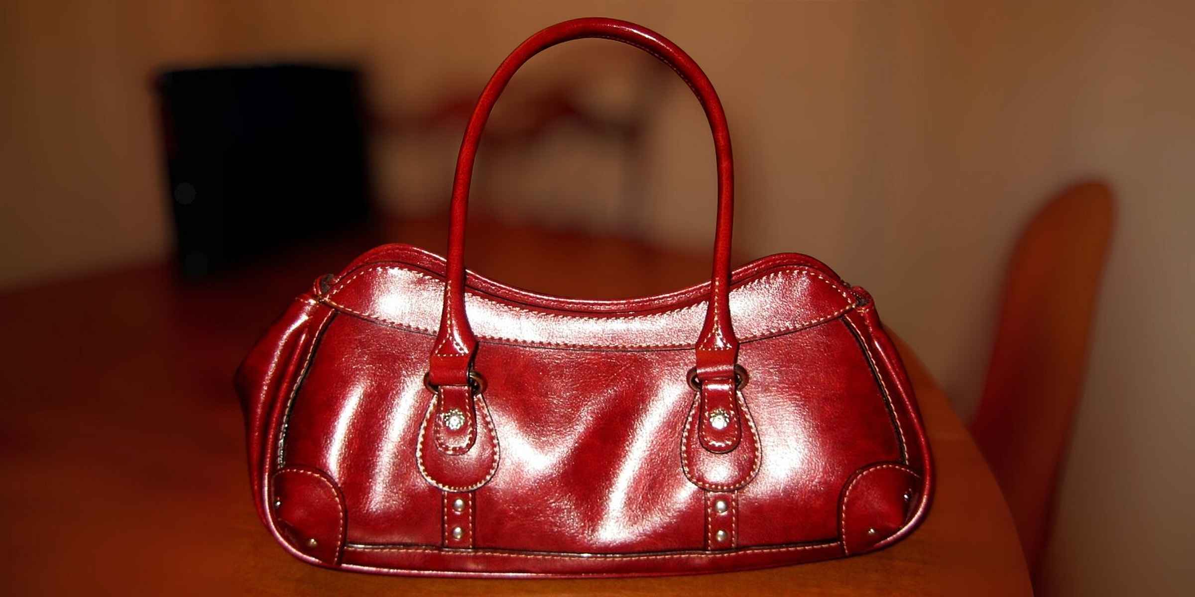 Eine rote Handtasche auf einem Tisch | Quelle: Flickr