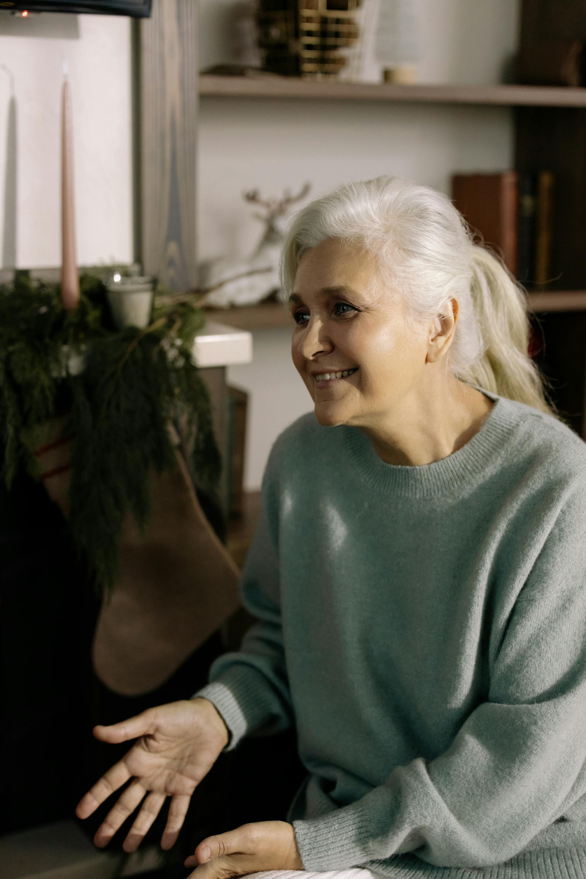 Eine ältere Frau im Gespräch mit jemandem | Quelle: Pexels