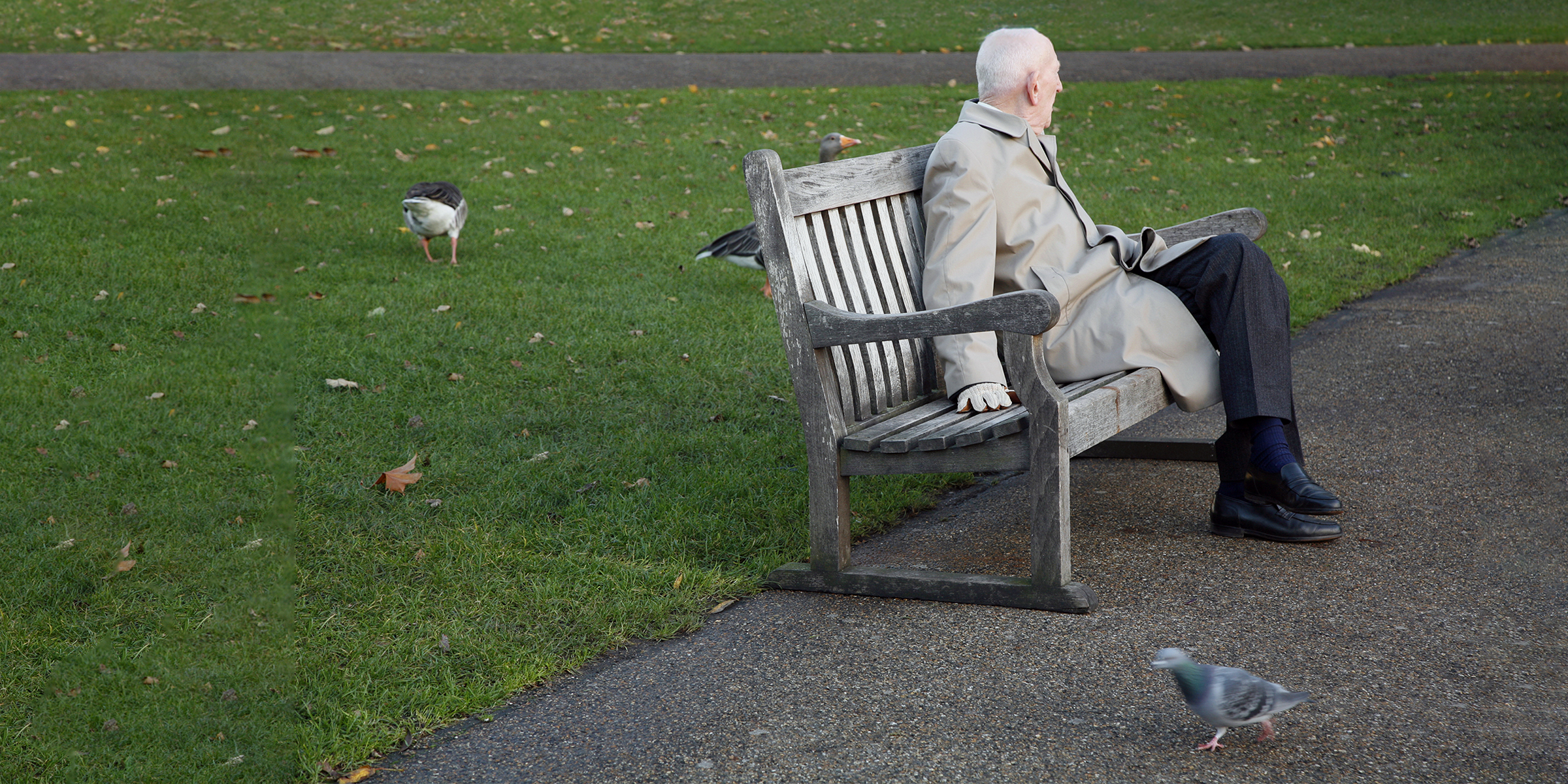 Alter Mann sitzt auf einer Bank | Quelle: Shutterstock