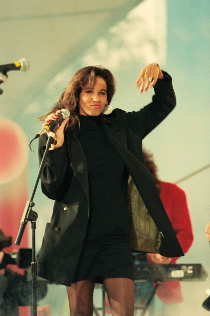 Die deutsche Sängerin, Moderatorin, Nadja Abd el Farrag "Naddel" performt den Song "Deja Vu" mit der Band Blue System während einem Auftritt in einer deutschen Fernsehshow im Jahr 1991 | Quelle: Getty Images