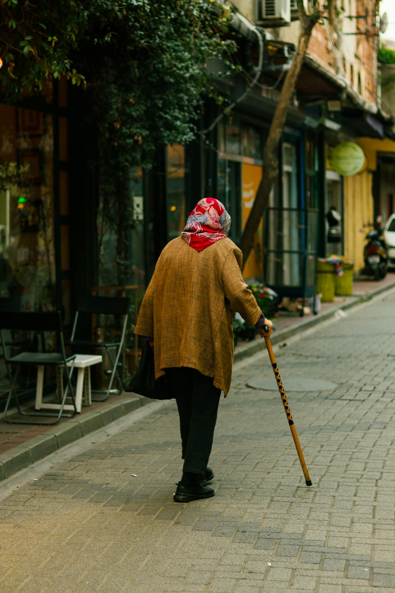 Eine ältere Frau, die auf der Straße geht | Quelle: Pexels
