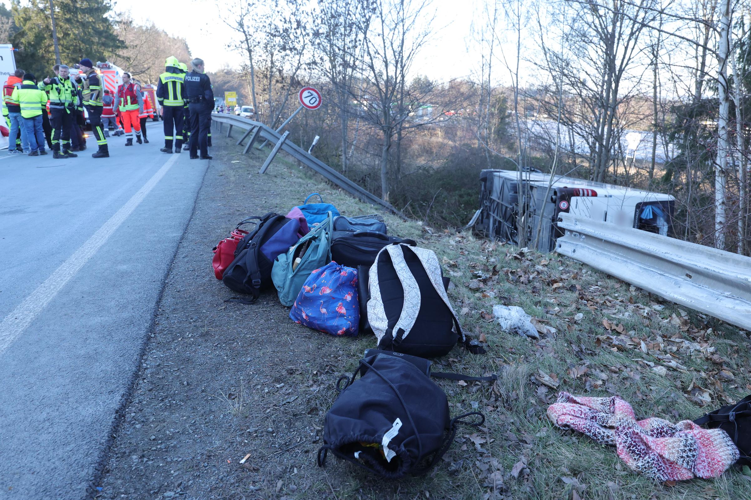 19. Januar 2026, Thüringen, Schleiz: Rucksäcke und Taschen der Businsassen liegen nach einem Busunfall mit mehreren Verletzten am Unfallort. | Quelle: Getty Images