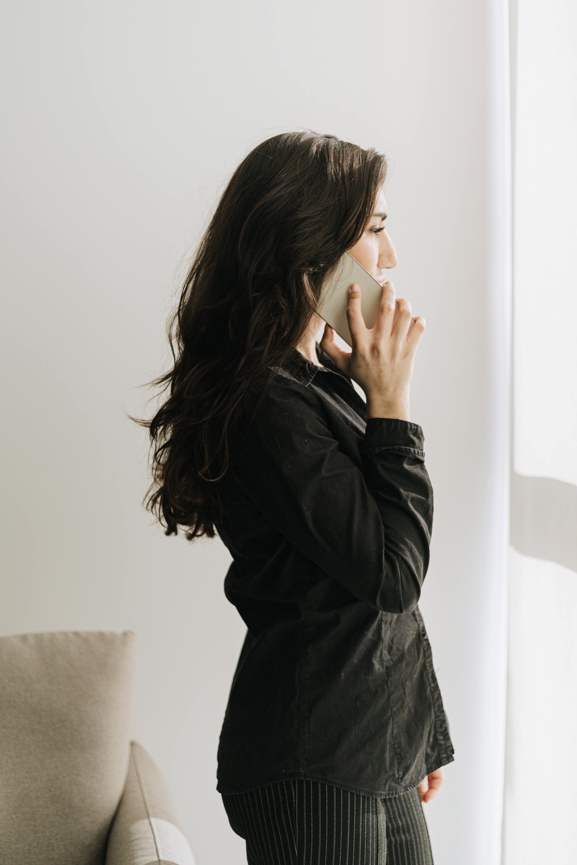 Eine Frau, die mit ihrem Handy telefoniert | Quelle: Pexels
