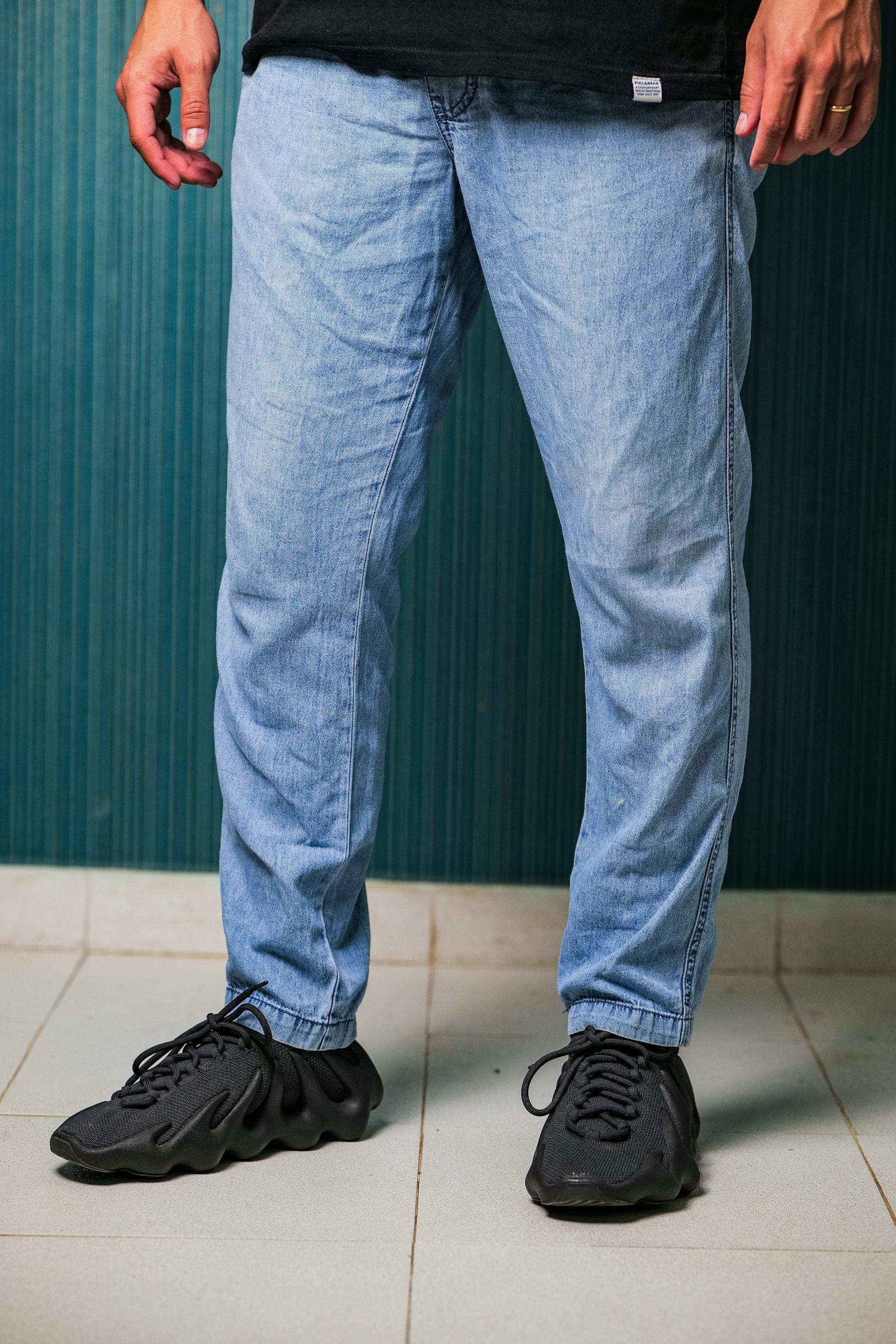 Ein Mann, der auf einem Boden steht | Quelle: Pexels