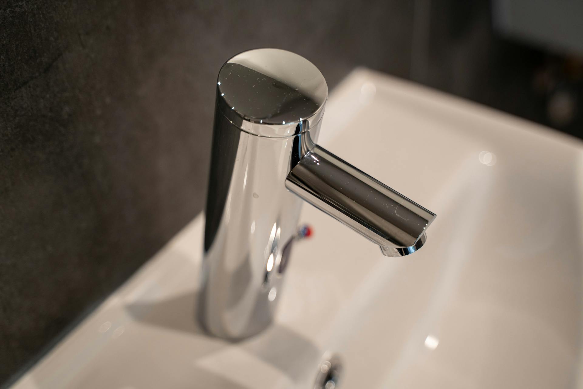 Ein Wasserhahn für das Waschbecken im Badezimmer | Quelle: Pexels