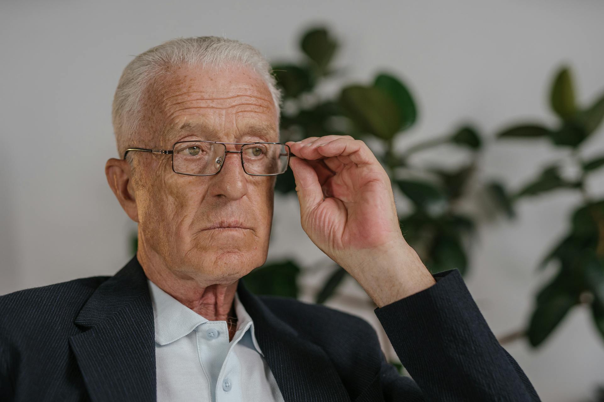 Ein älterer Mann mit seiner Brille | Quelle: Pexels