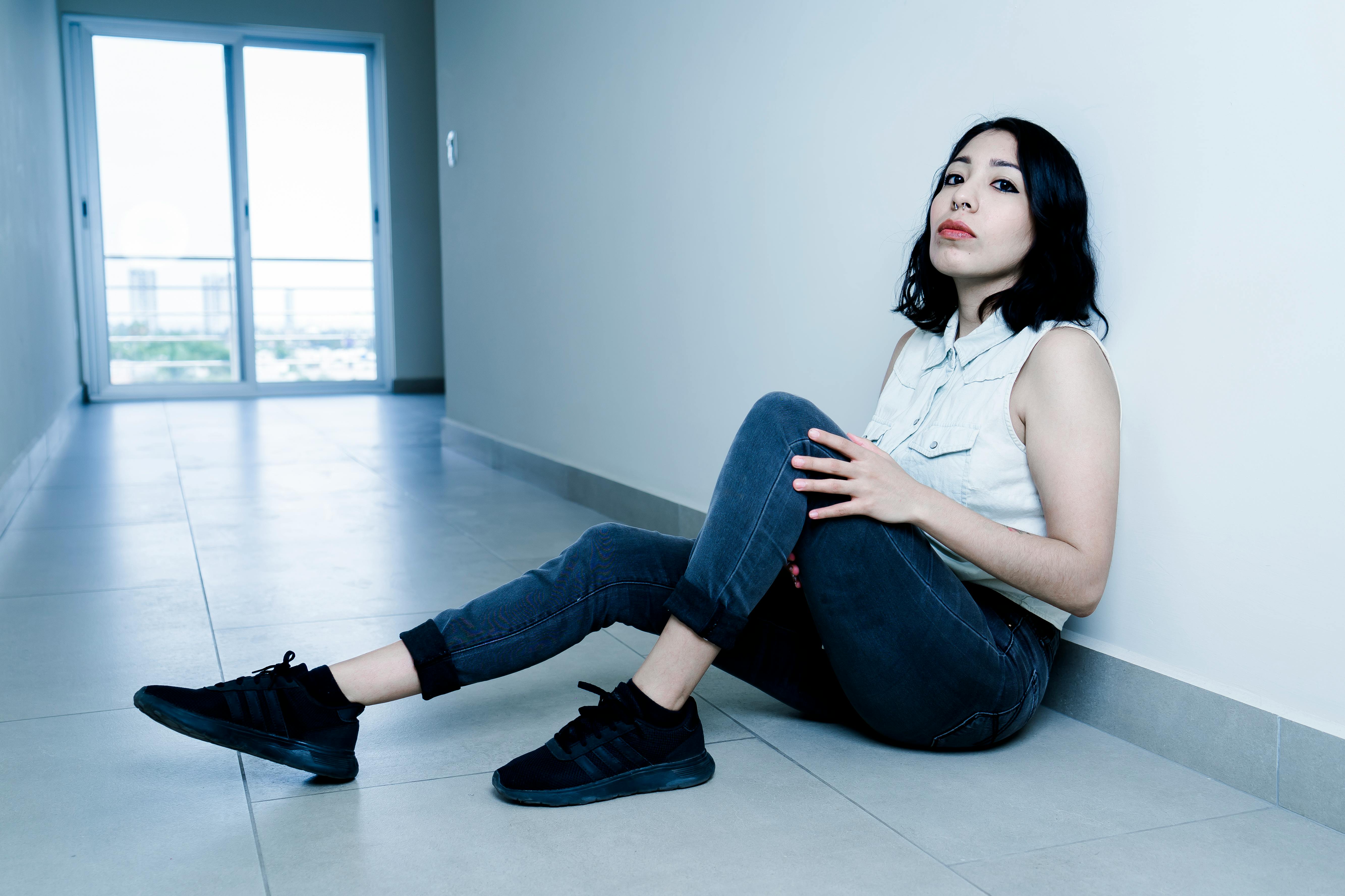 Eine Frau, die auf dem Boden sitzt | Quelle: Pexels