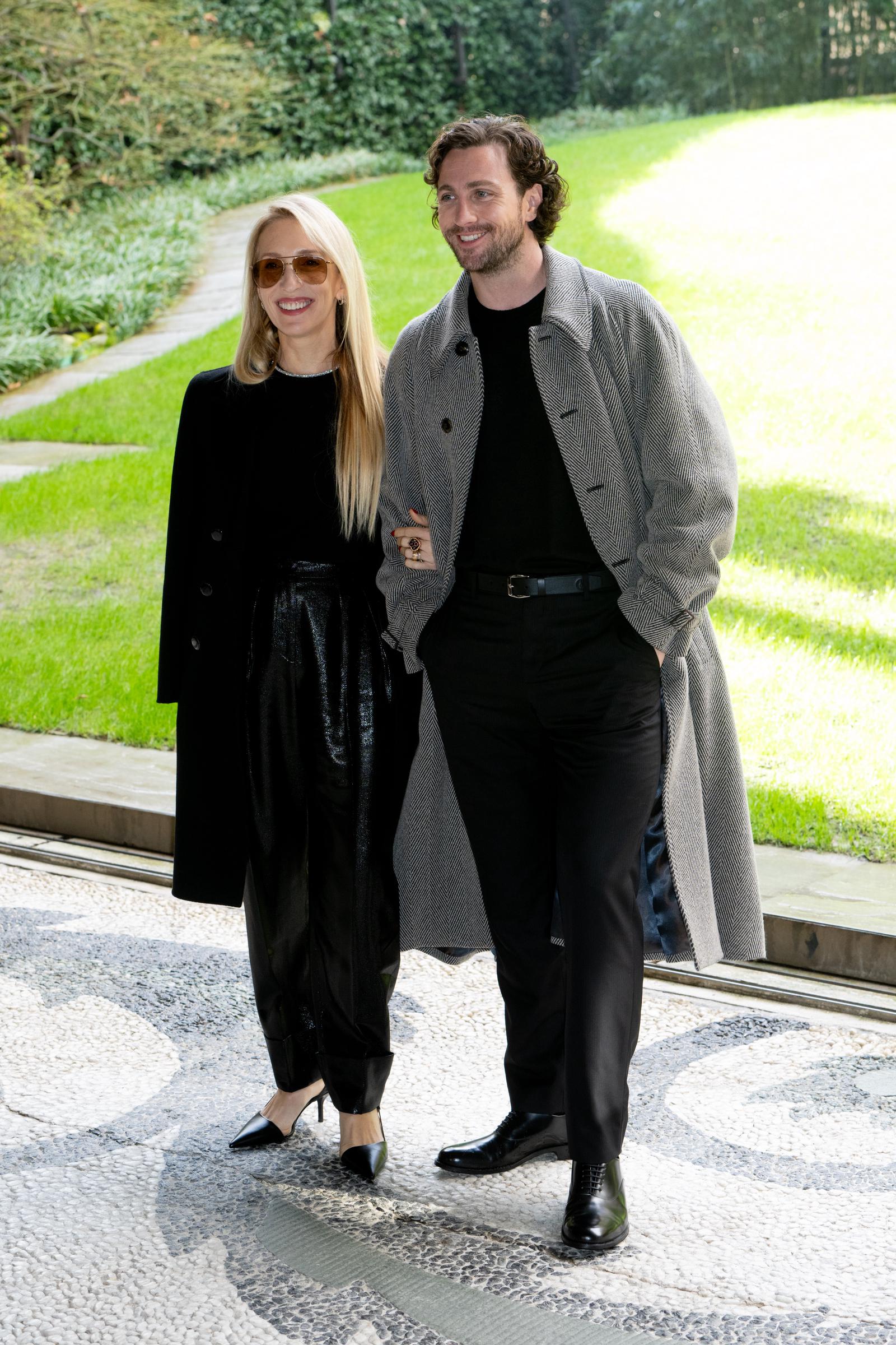 Sam und Aaron Taylor-Johnson bei der Giorgio Armani Modenschau in Mailand, Italien am 25. Februar 2024 | Quelle: Getty Images