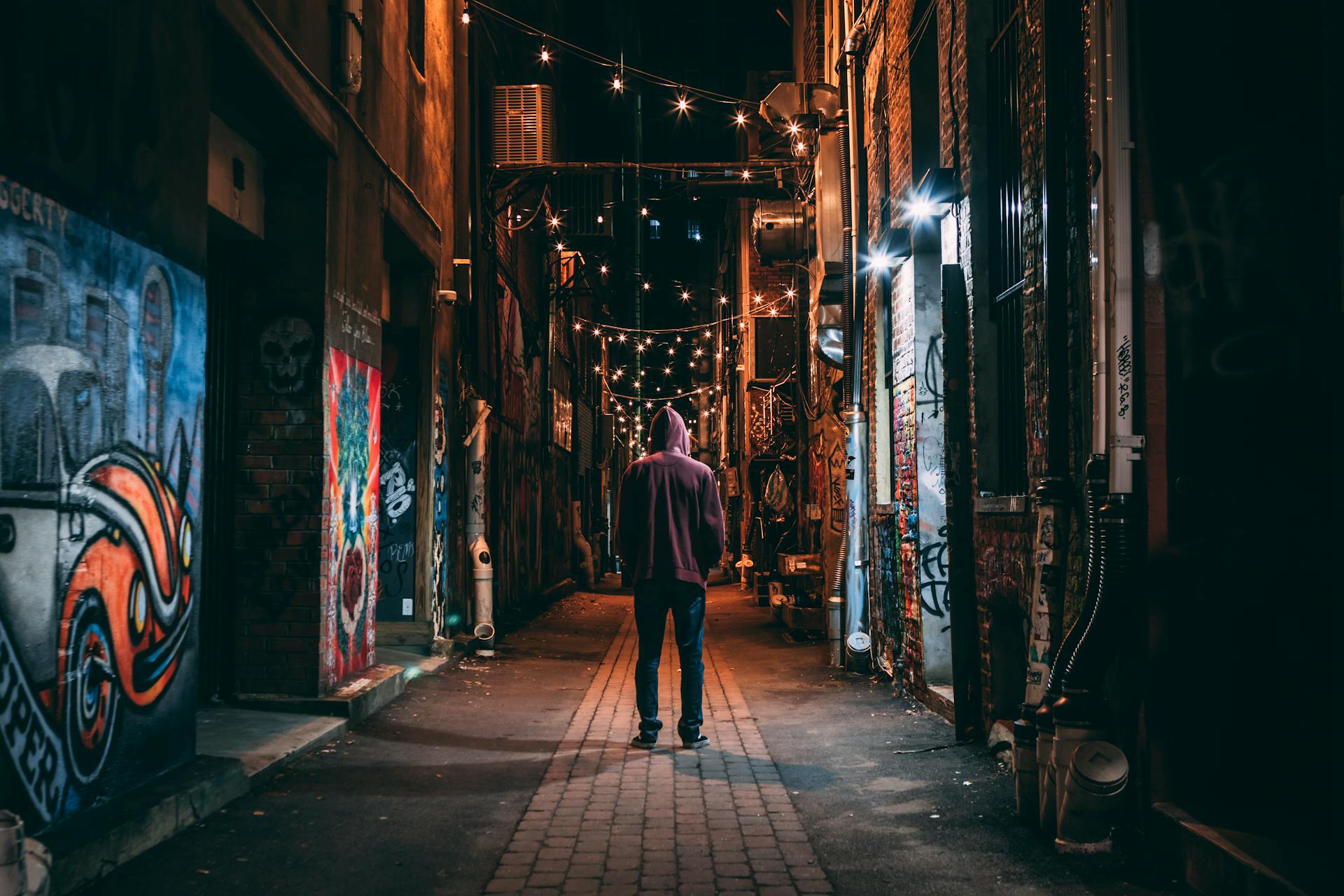 Ein Mann steht in einer Gasse | Quelle: Pexels