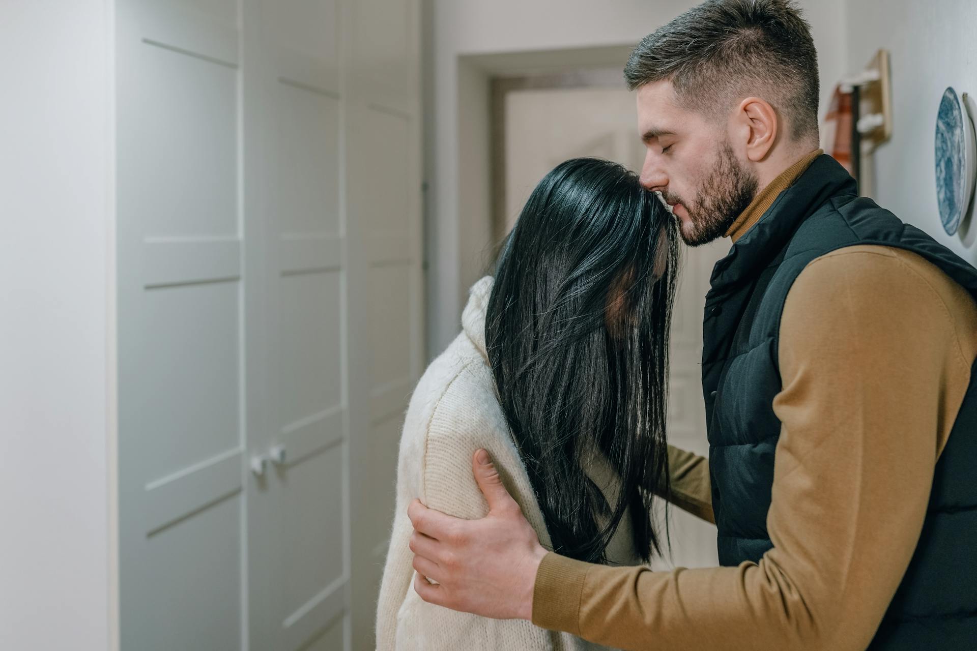 Ein Mann, der die Arme einer Frau hält | Quelle: Pexels