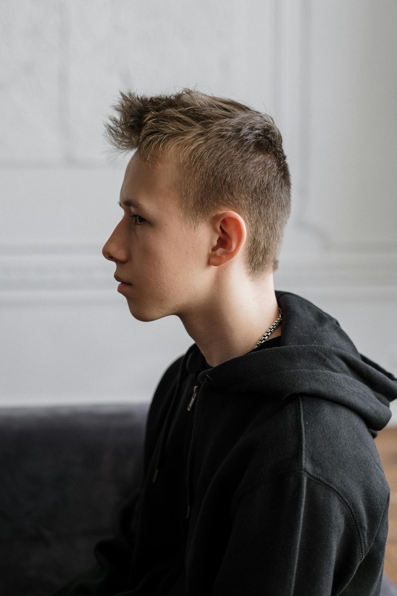 Ein entmutigter Jugendlicher | Quelle: Pexels
