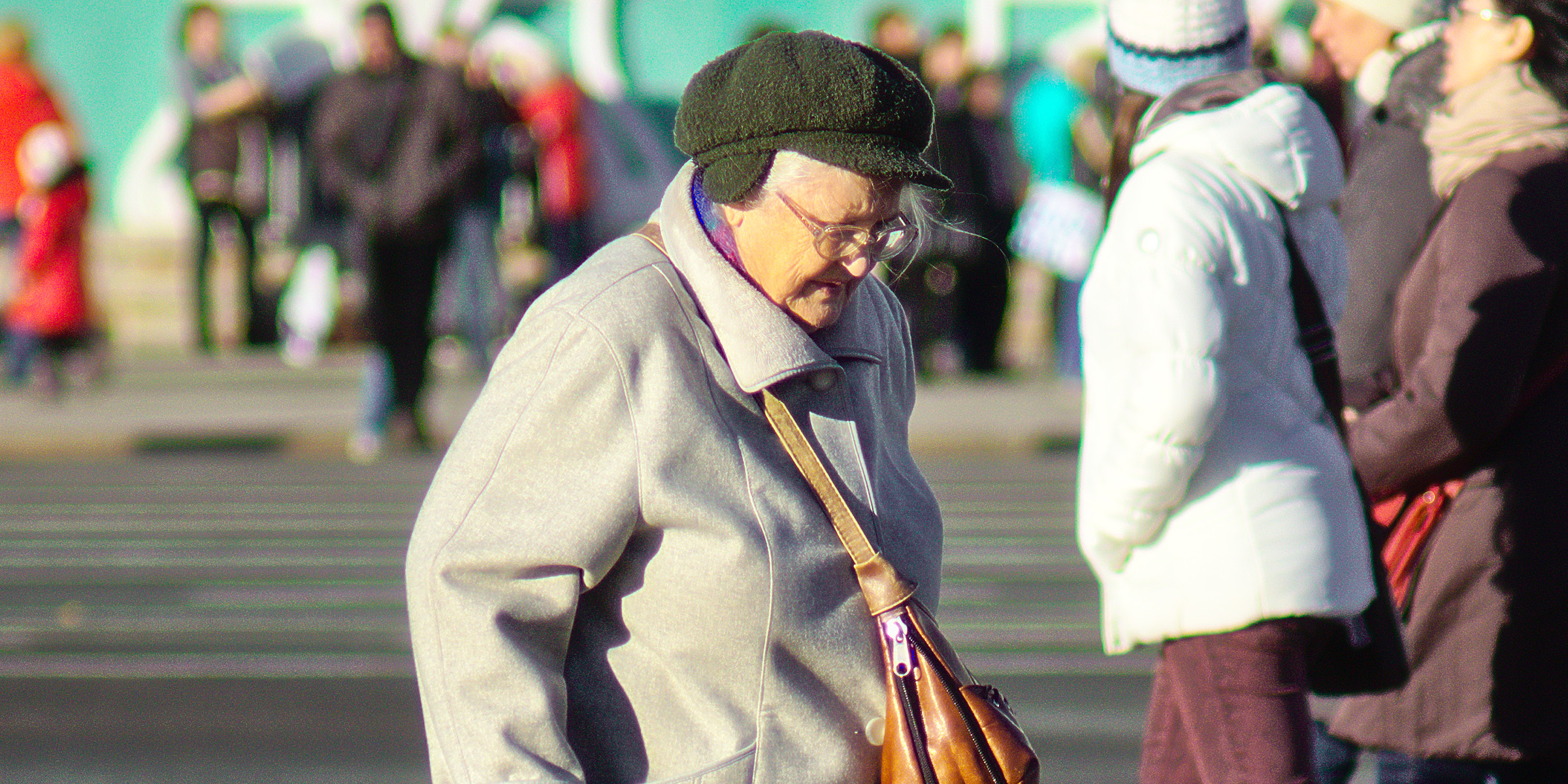 Eine traurige alte Frau | Quelle: Flickr