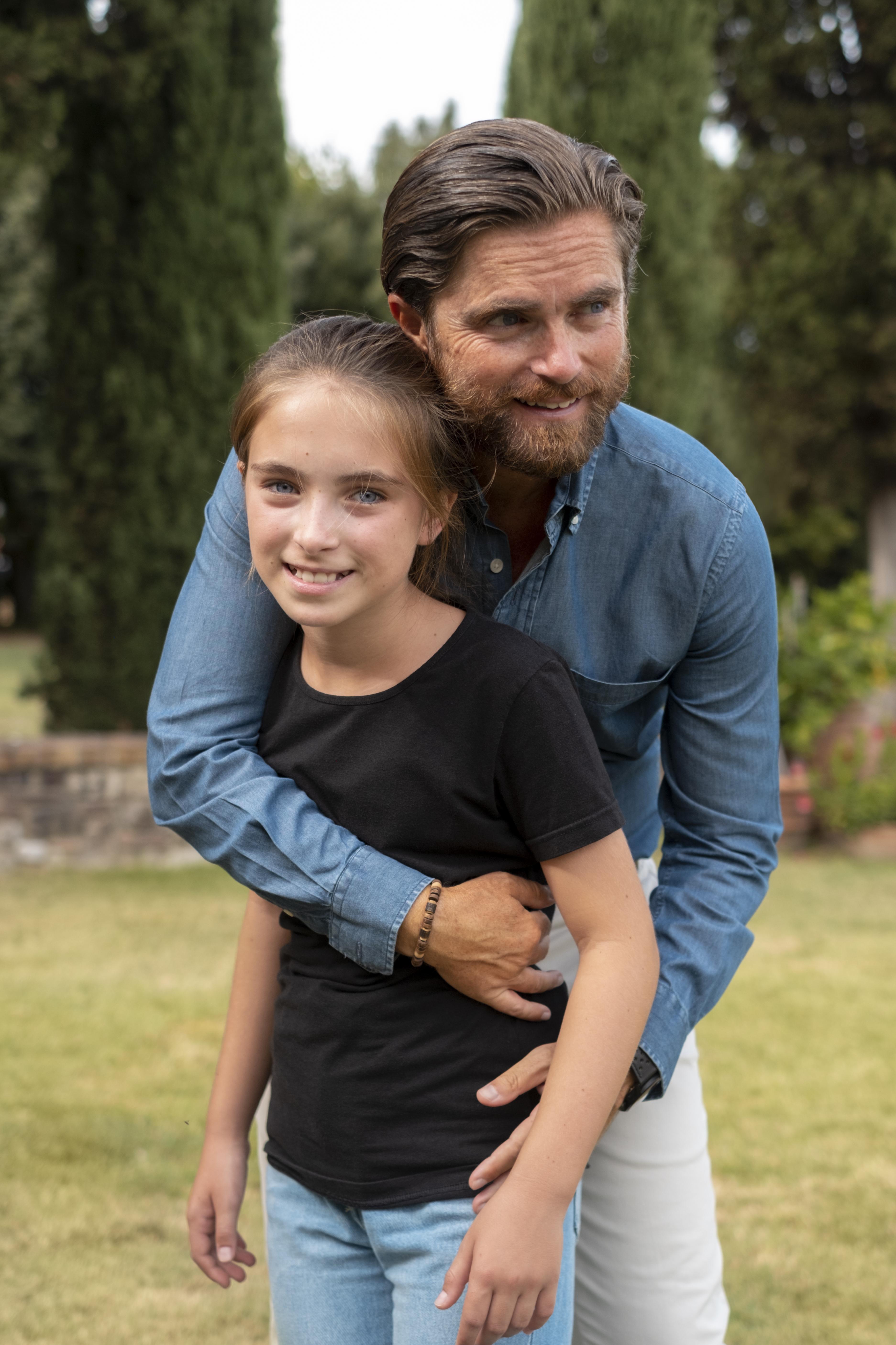 Ein glücklicher Vater und seine Tochter | Quelle: Freepik