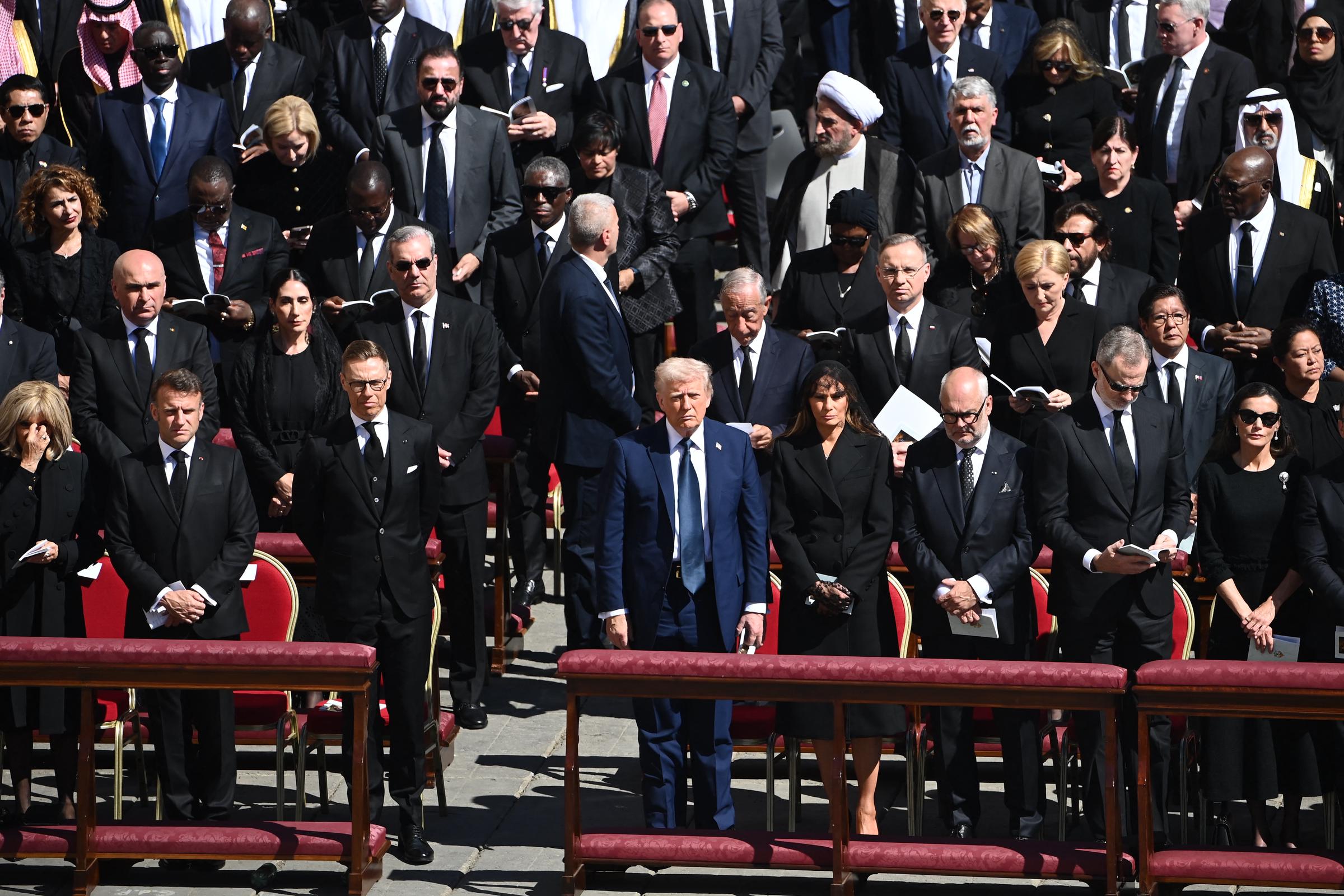Wenn Donald und Melania zwischen den Staatsoberhäuptern der Welt stehen, wird ihre Präsenz durch Donalds blauen Anzug noch verstärkt, der sich deutlich von dem Meer aus Schwarz und Grau abhebt, das Persönlichkeiten wie Frankreichs Präsident Emmanuel Macron und Finnlands Präsident Alexander Stubb tragen.