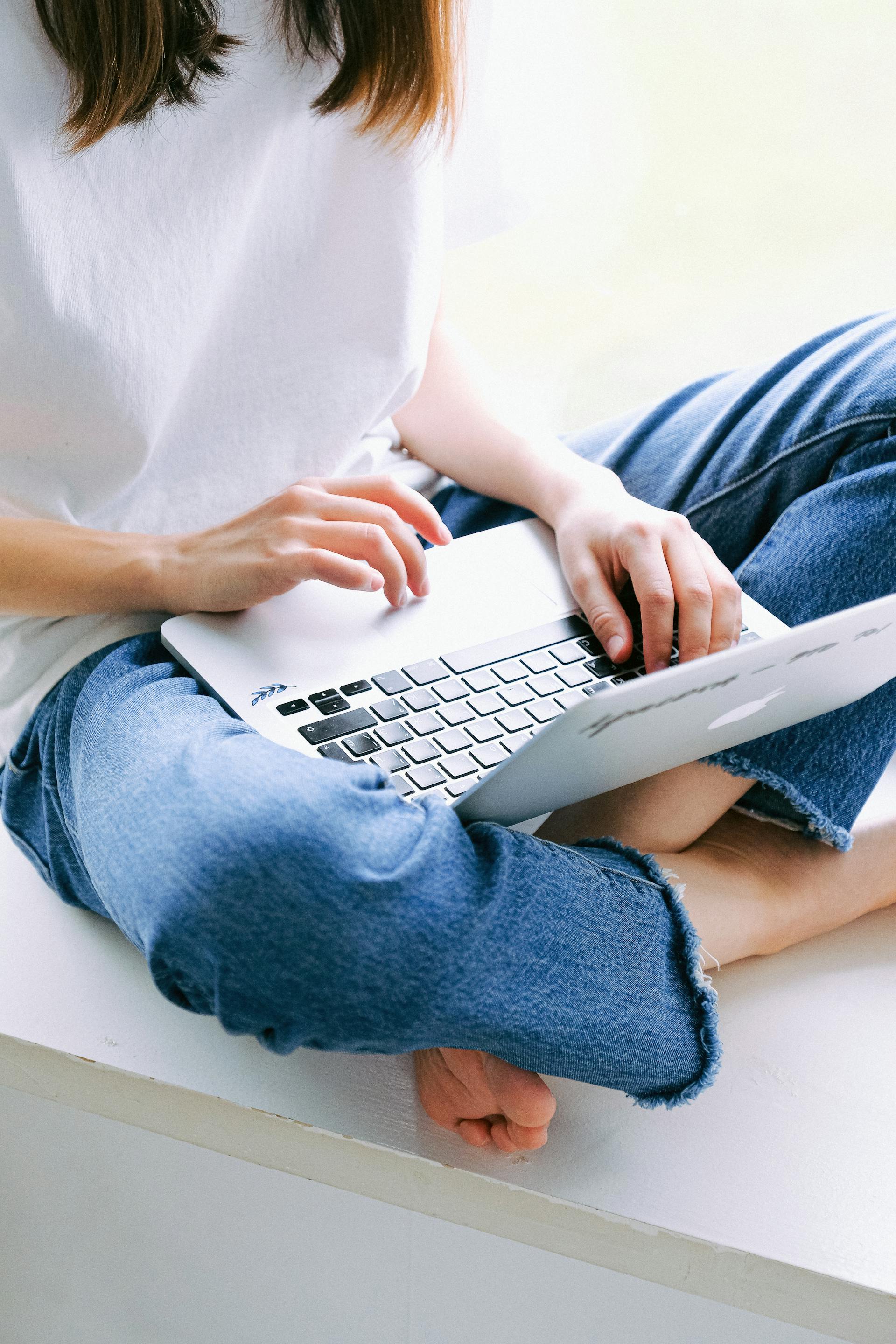 Kobieta korzystająca z laptopa | Źródło: Pexels