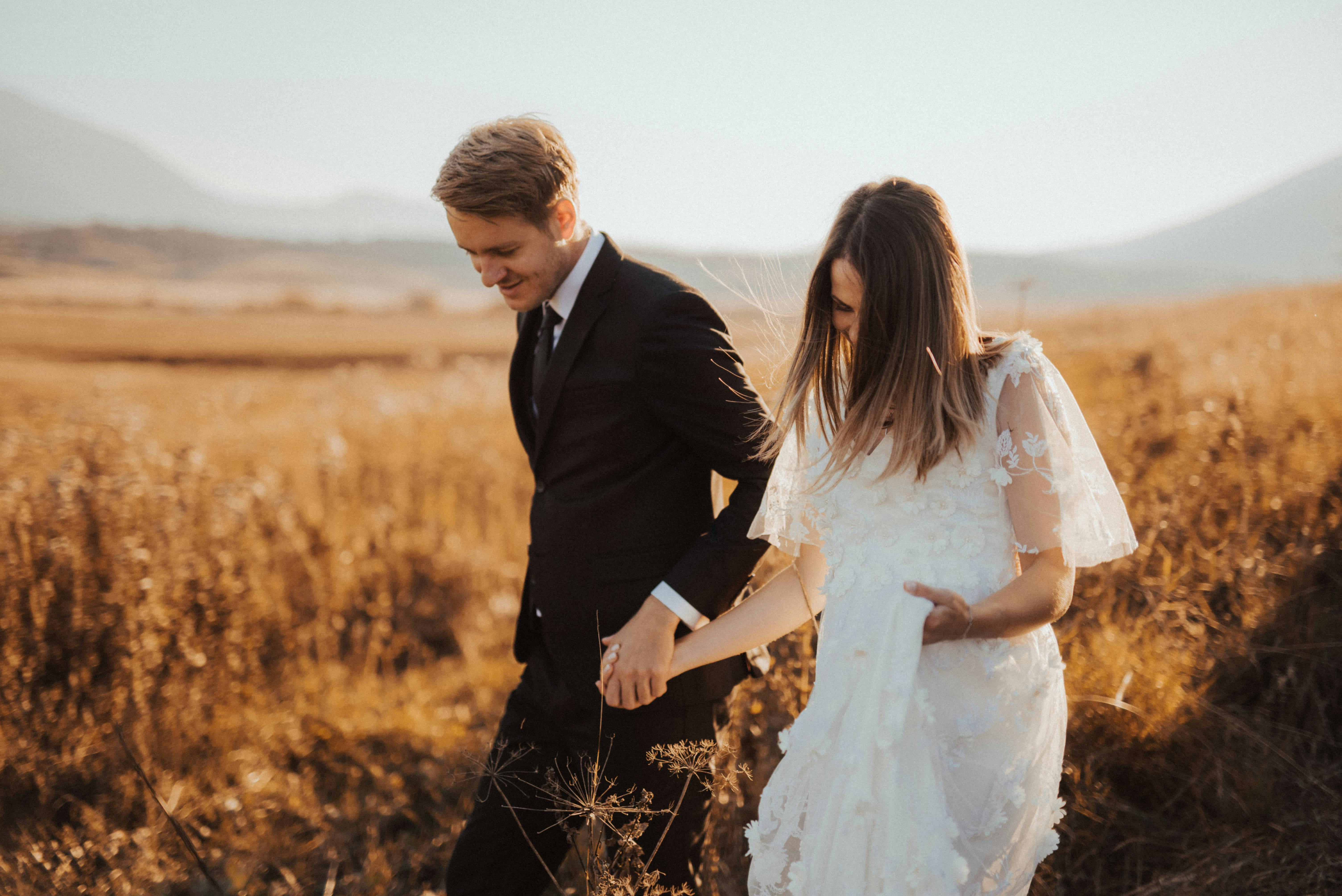 Ein Brautpaar auf einem Feld | Quelle: Pexels