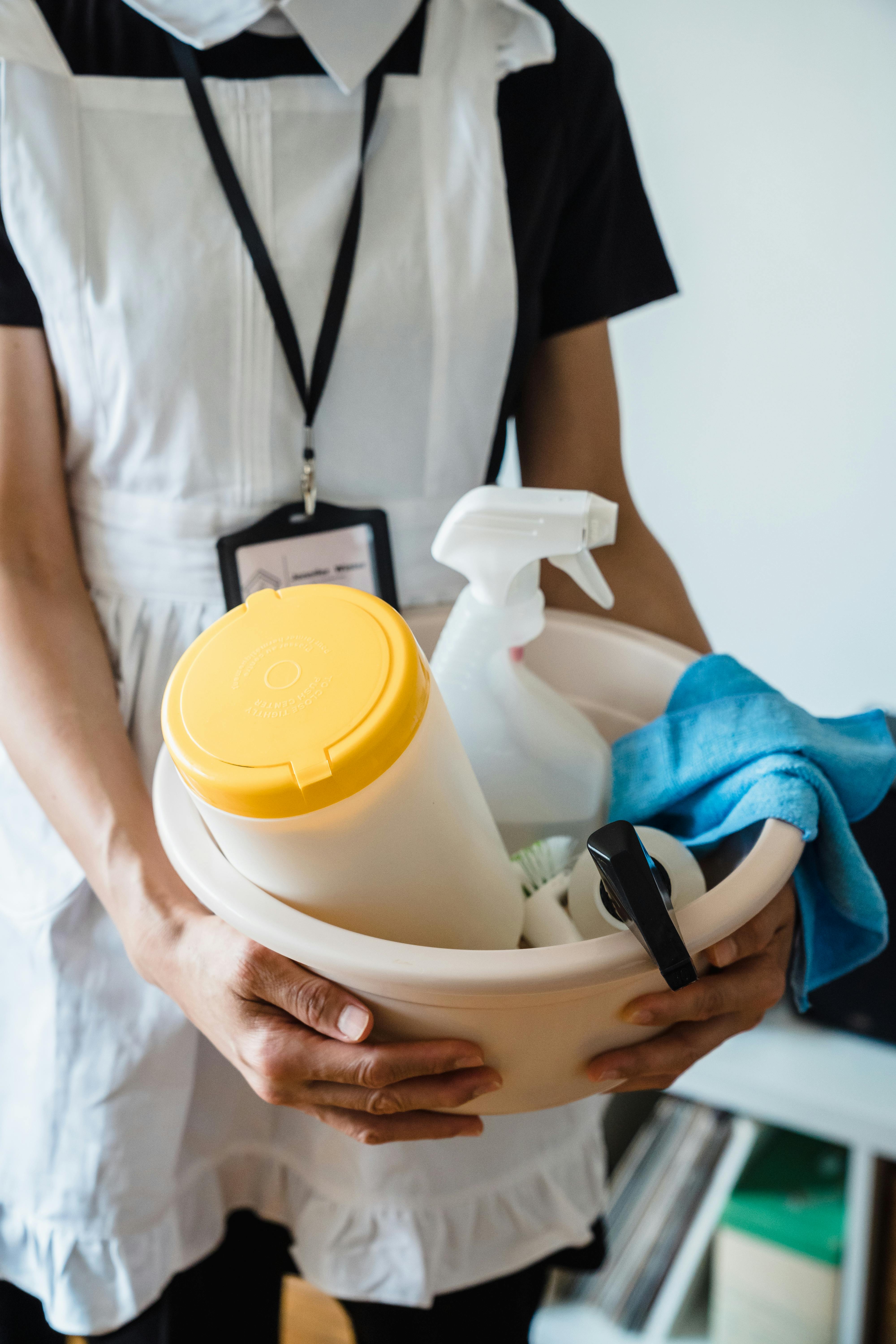 Frau hält eine Plastikwanne mit Reinigungsmitteln | Quelle: Pexels
